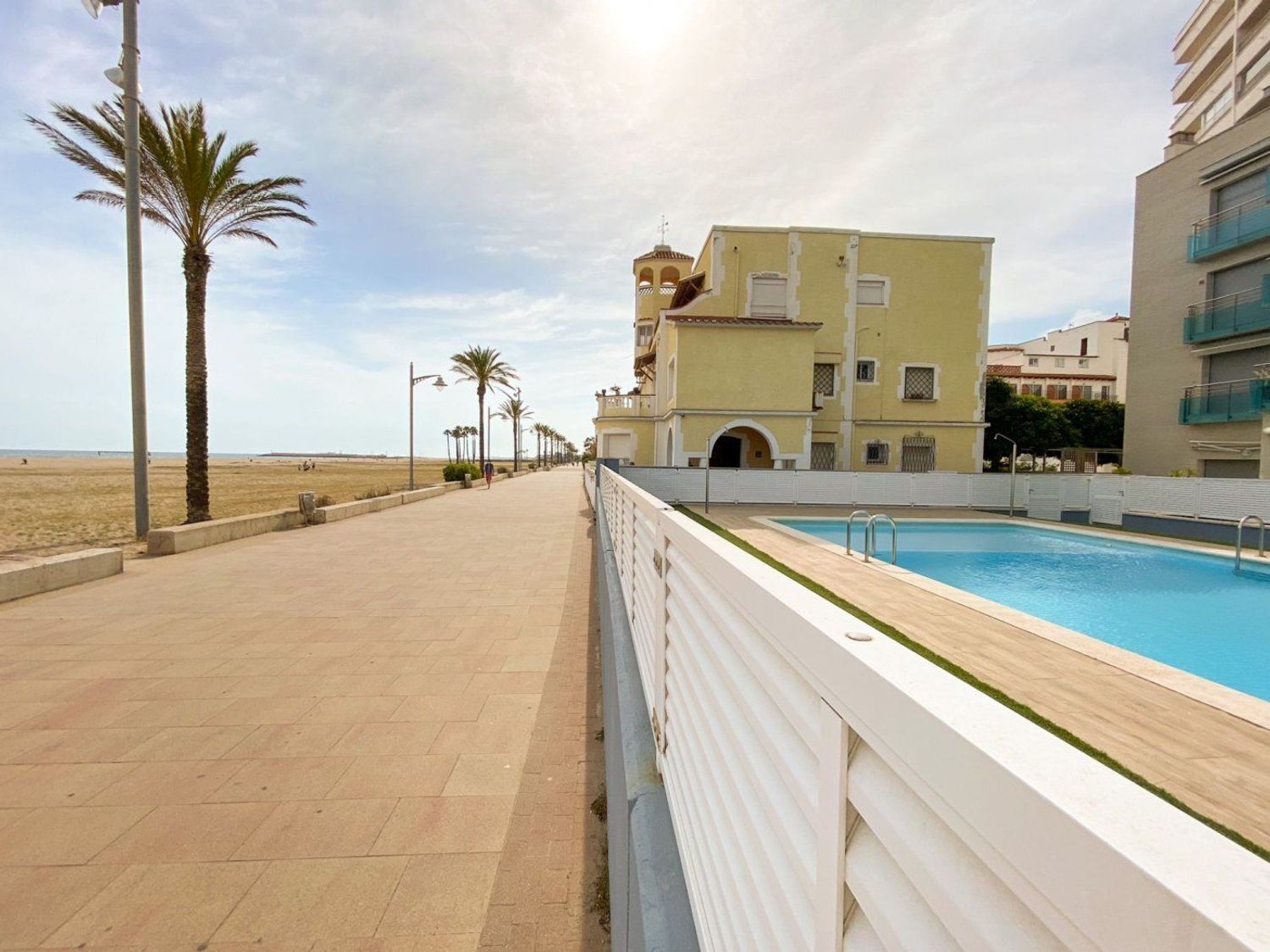 Apartment for sale, in first line of sea in Plaza Pessebre, in Vendrell.