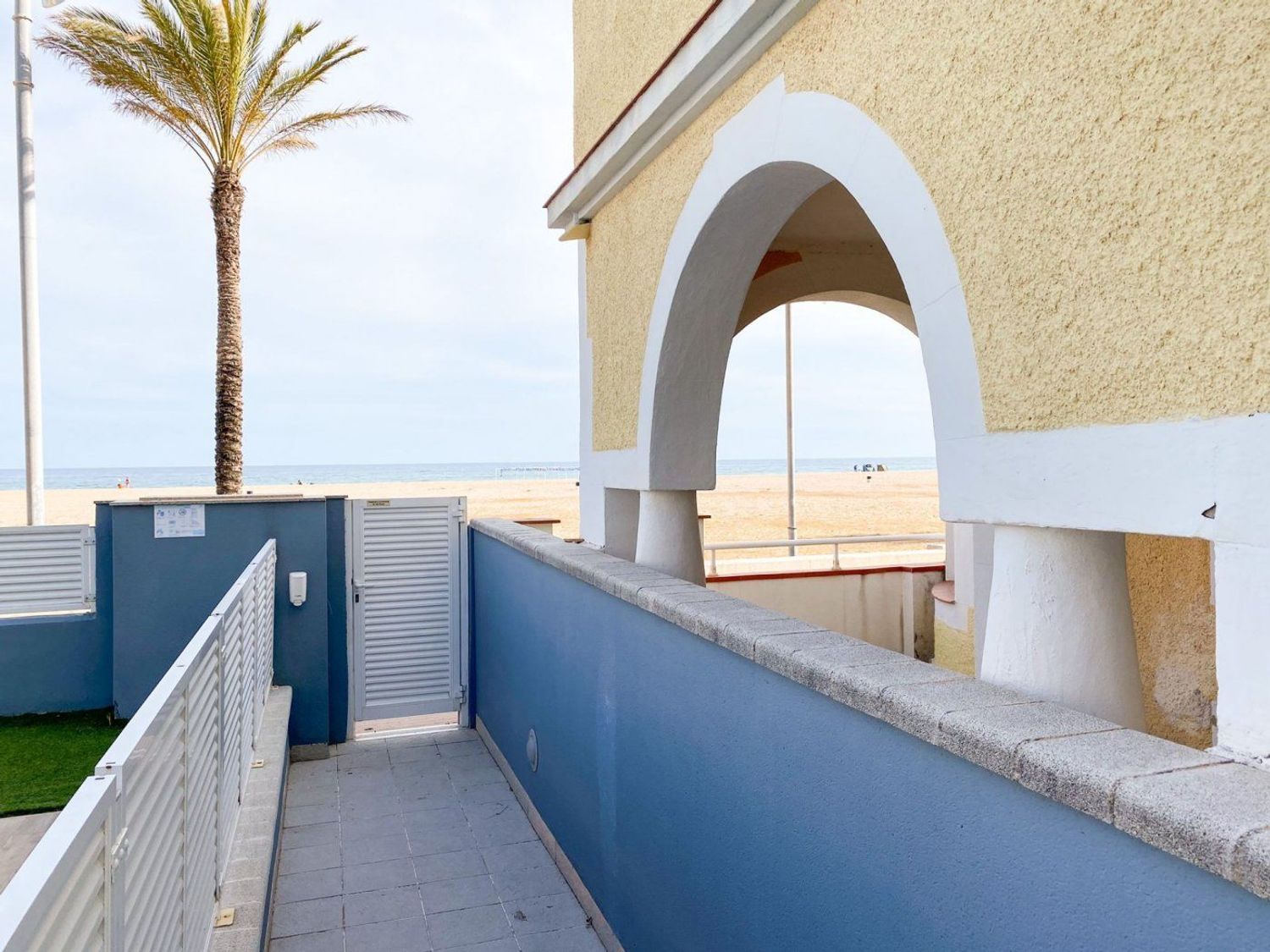 Apartment for sale, in first line of sea in Plaza Pessebre, in Vendrell.