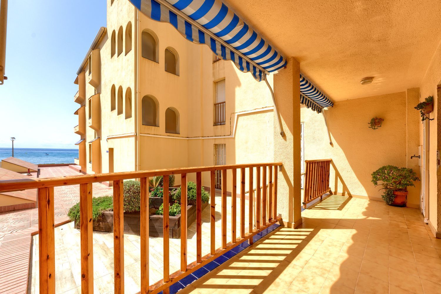 Apartment for sale, in first line of sea in Paseo de Masia Blanca, in El Vendrell.