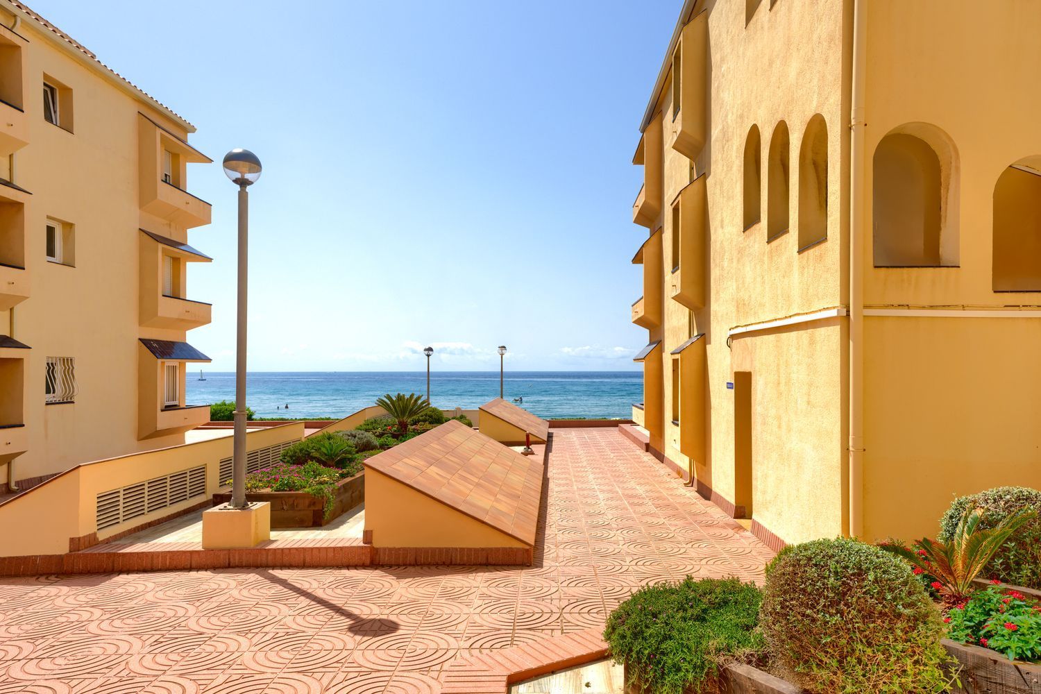 Apartment for sale, in first line of sea in Paseo de Masia Blanca, in El Vendrell.