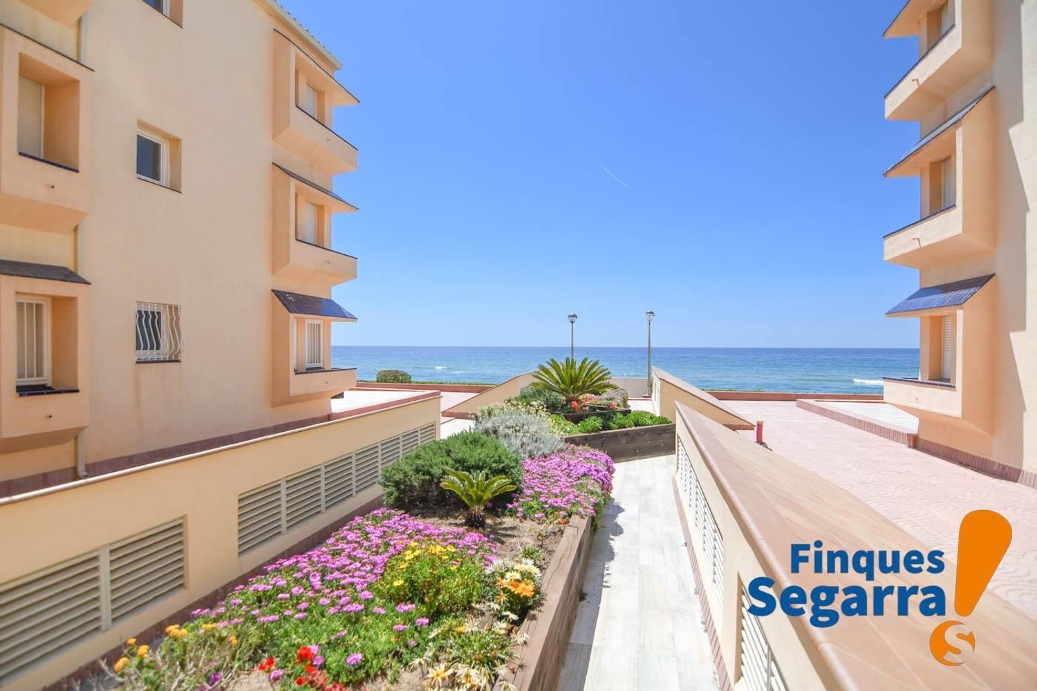 Apartment for sale, in first line of sea in Paseo Marítim de Masia Blanca, in El Vendrell.