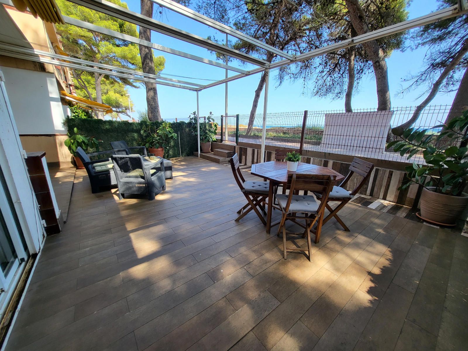 Bonito e acolhedor rés-do-chão com um terraço muito amplo com acesso directo à praia, equipado, mobilado e decorado para habitar.