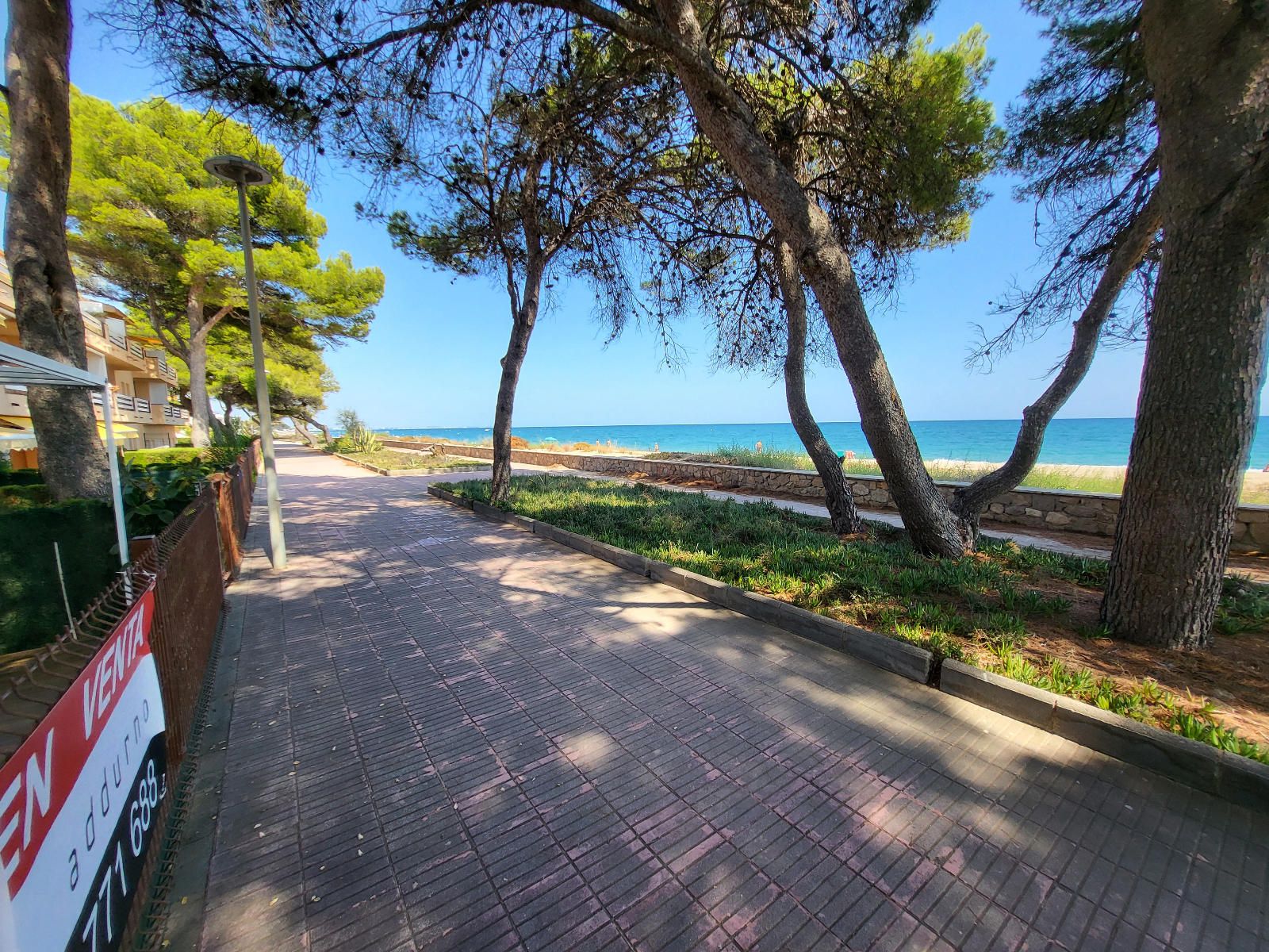 Bonito e acolhedor rés-do-chão com um terraço muito amplo com acesso directo à praia, equipado, mobilado e decorado para habitar.