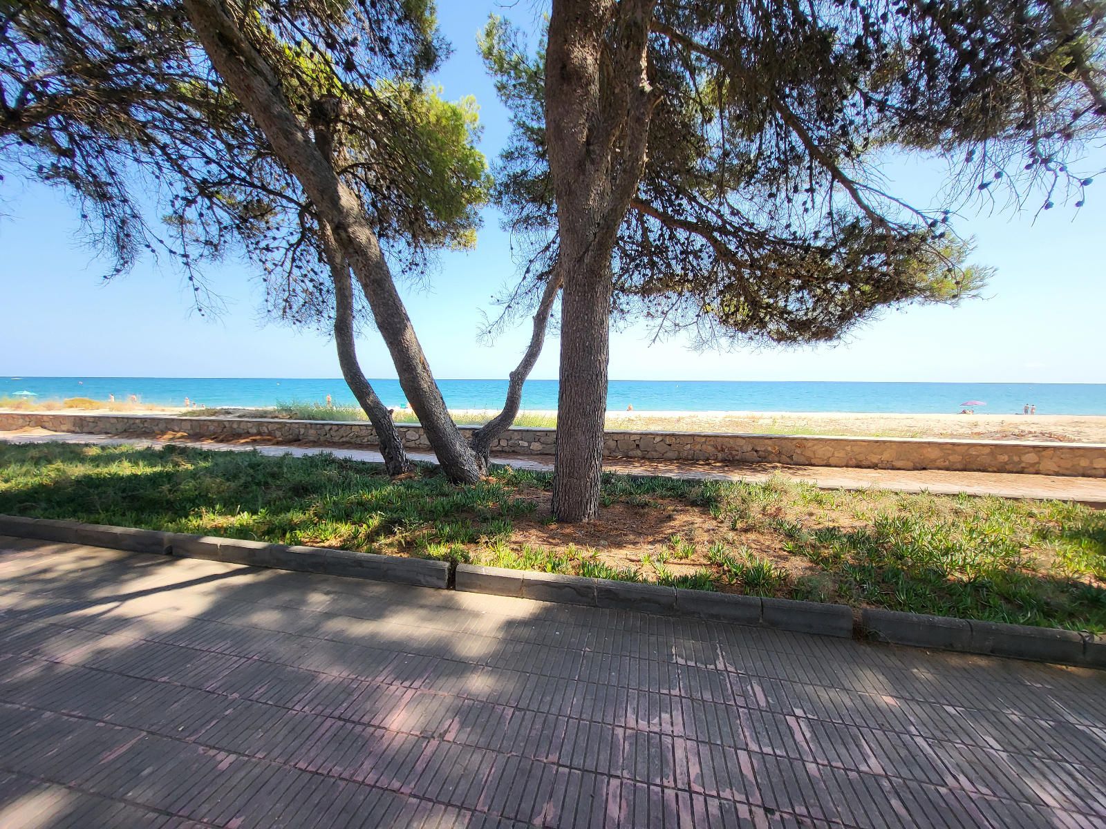 Bonita y acogedora planta baja con terraza muy grande con acceso directo a la playa, equipada amueblada y decorada para entrar a vivir