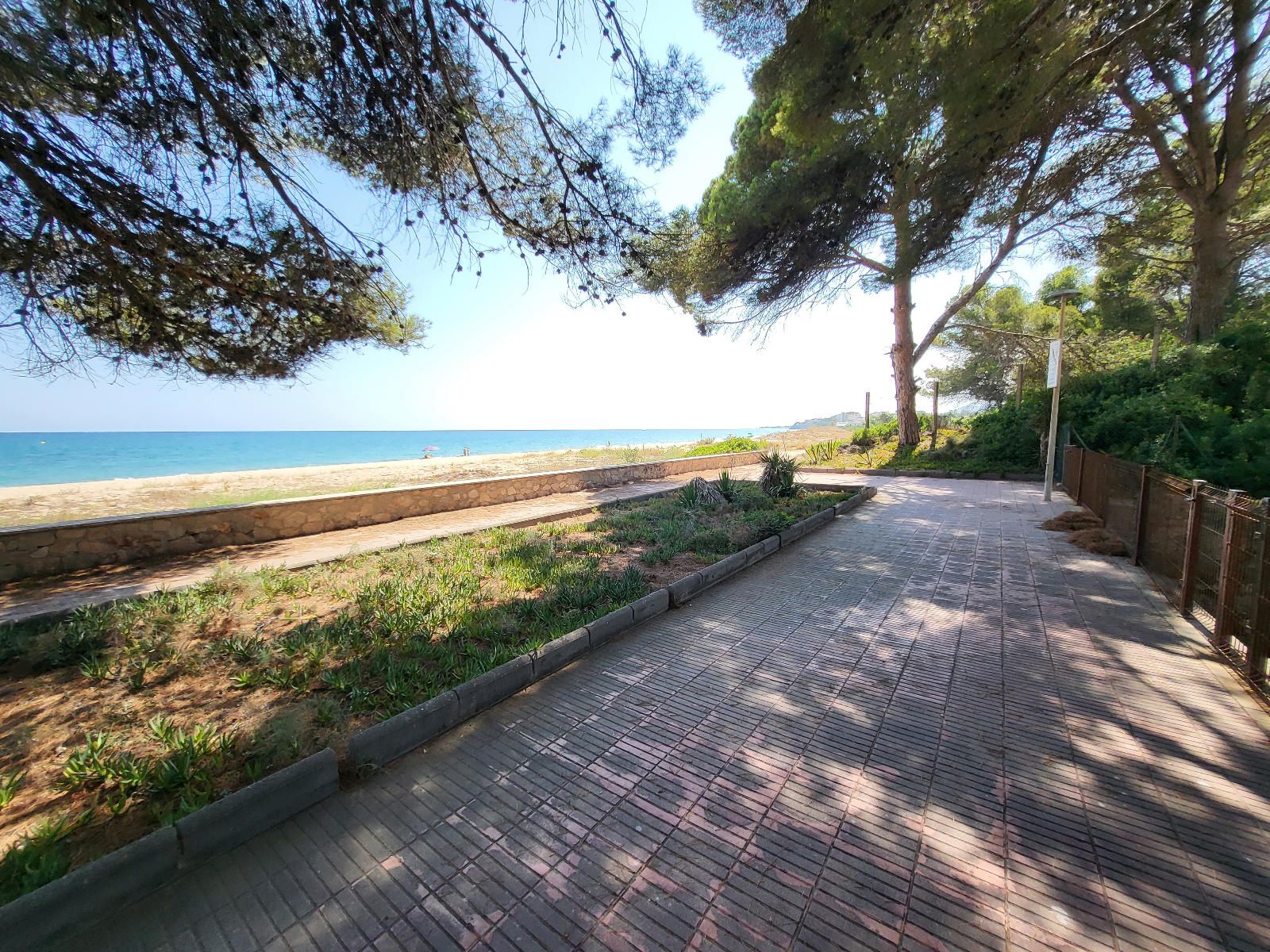 Bonita y acogedora planta baja con terraza muy grande con acceso directo a la playa, equipada amueblada y decorada para entrar a vivir