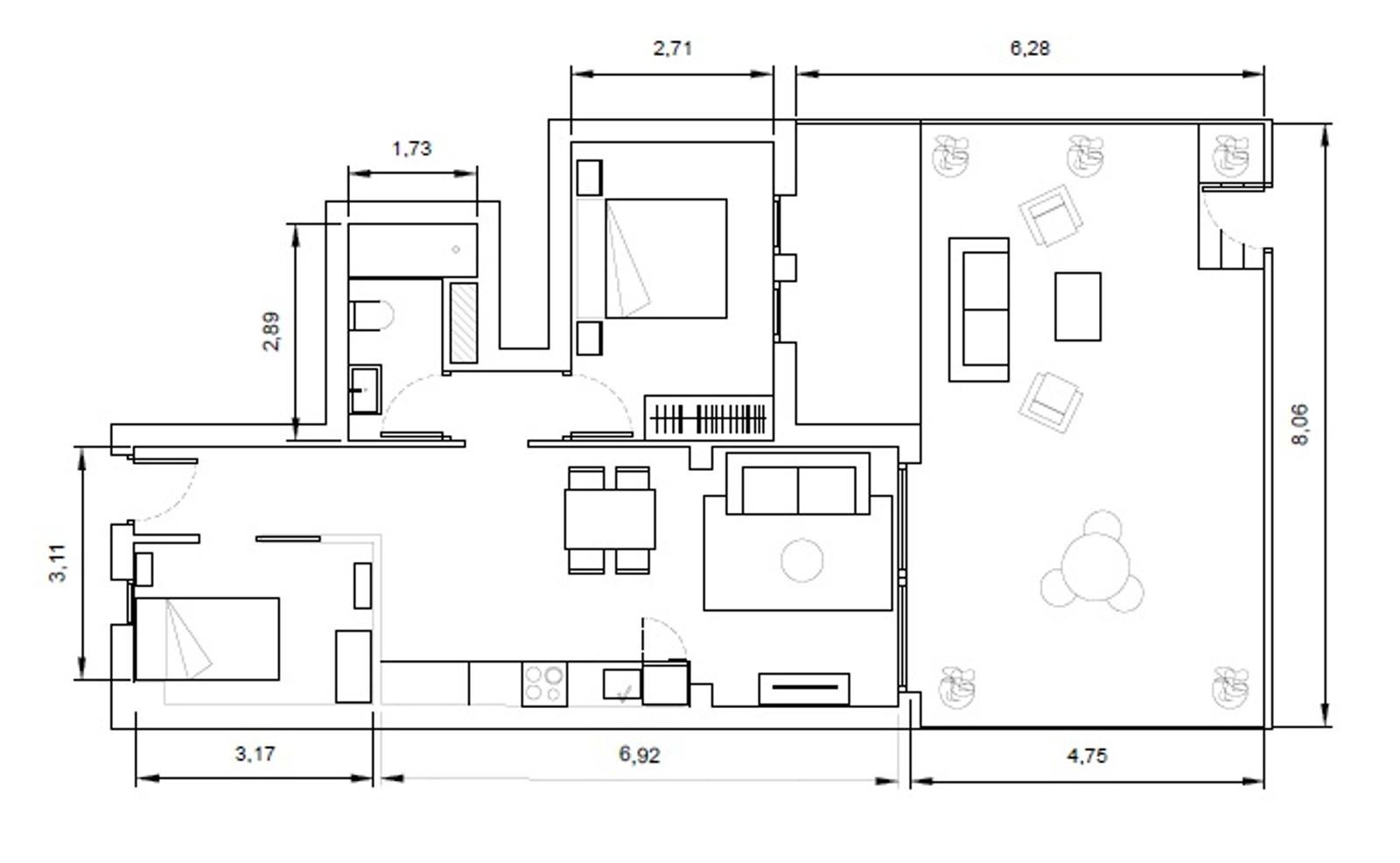 Bonito e acolhedor rés-do-chão com um terraço muito amplo com acesso directo à praia, equipado, mobilado e decorado para habitar.