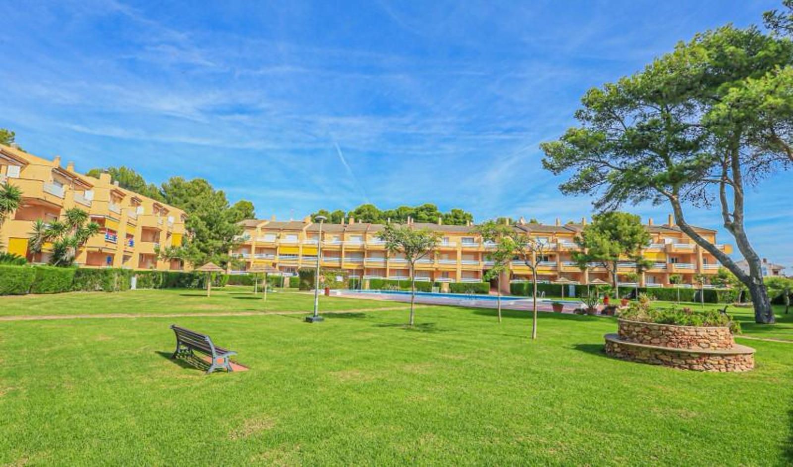 Bonito e acolhedor rés-do-chão com um terraço muito amplo com acesso directo à praia, equipado, mobilado e decorado para habitar.