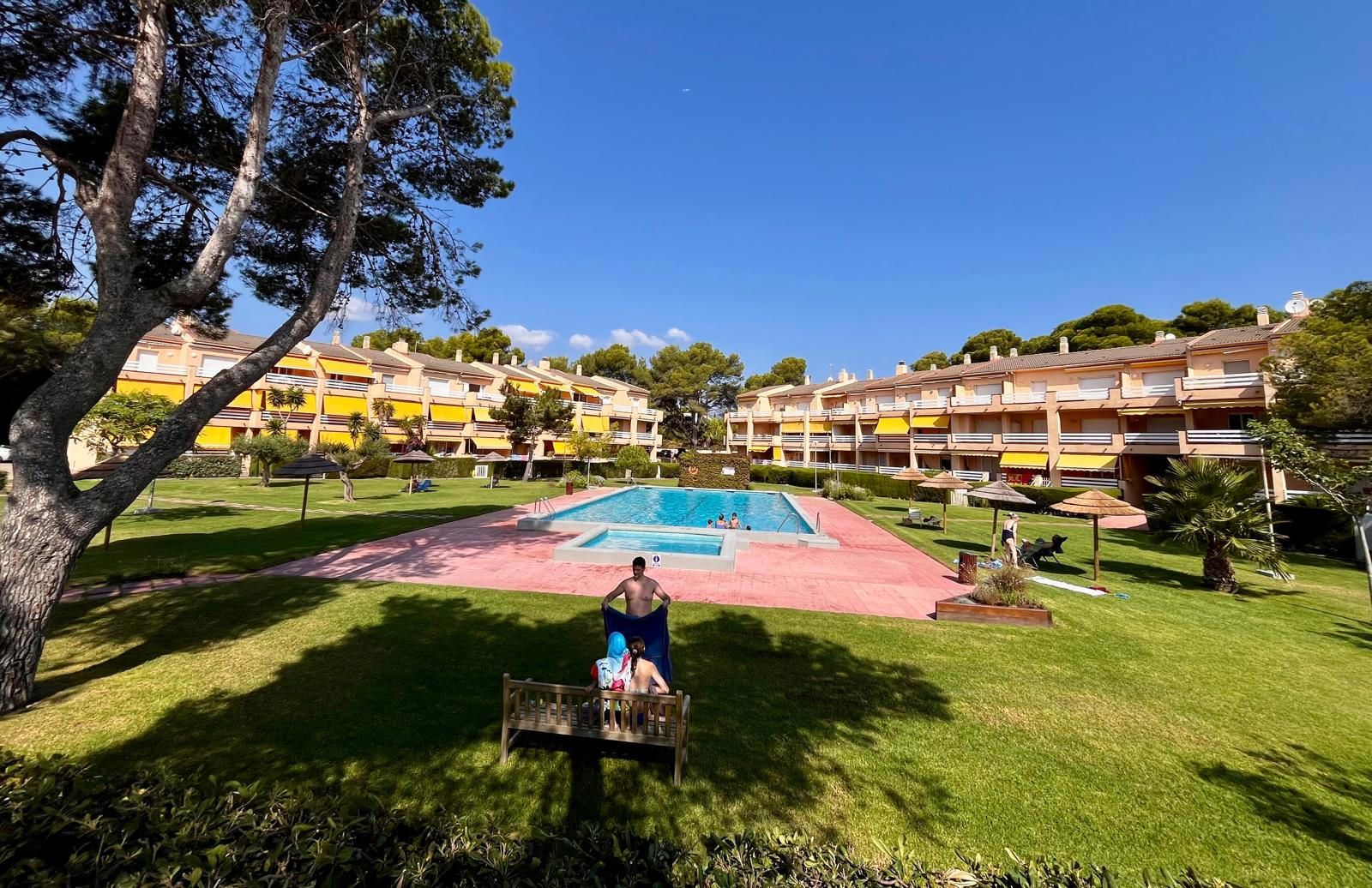 Bonito e acolhedor rés-do-chão com um terraço muito amplo com acesso directo à praia, equipado, mobilado e decorado para habitar.