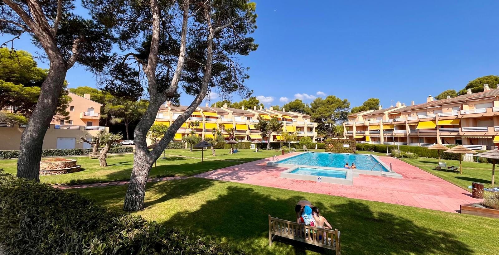 Bonito e acolhedor rés-do-chão com um terraço muito amplo com acesso directo à praia, equipado, mobilado e decorado para habitar.