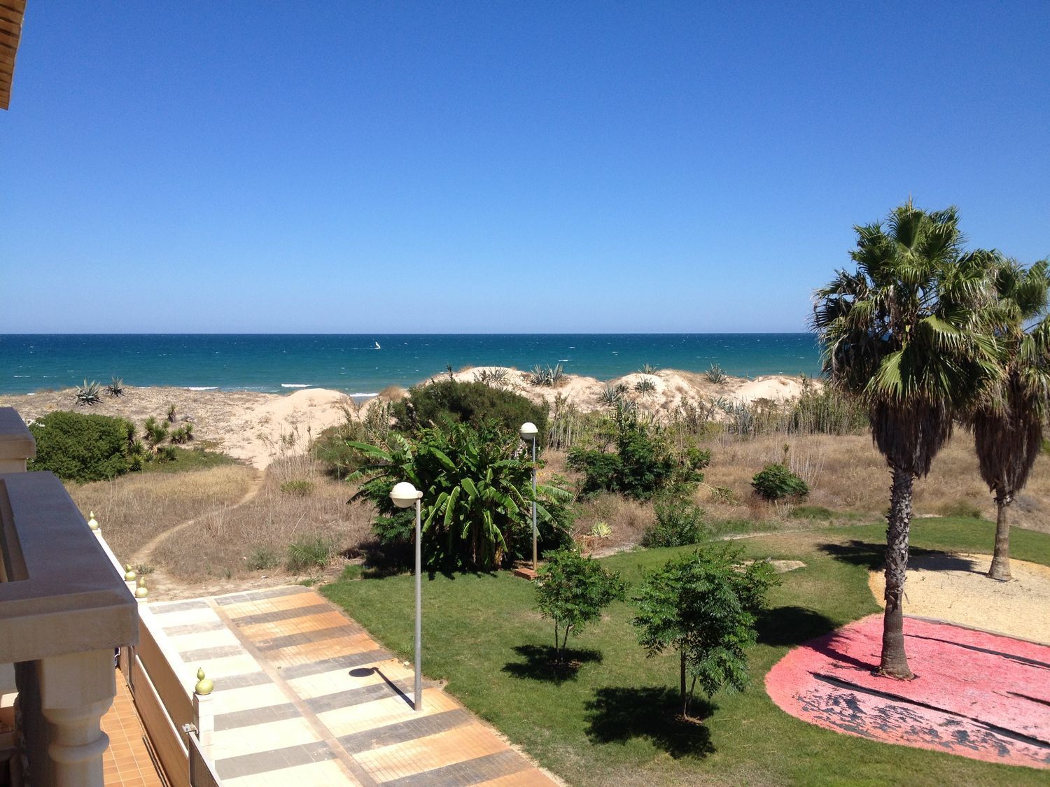 Xalet adossat en venda, a primera línia de mar a la plaça Burguera, a Oliva.