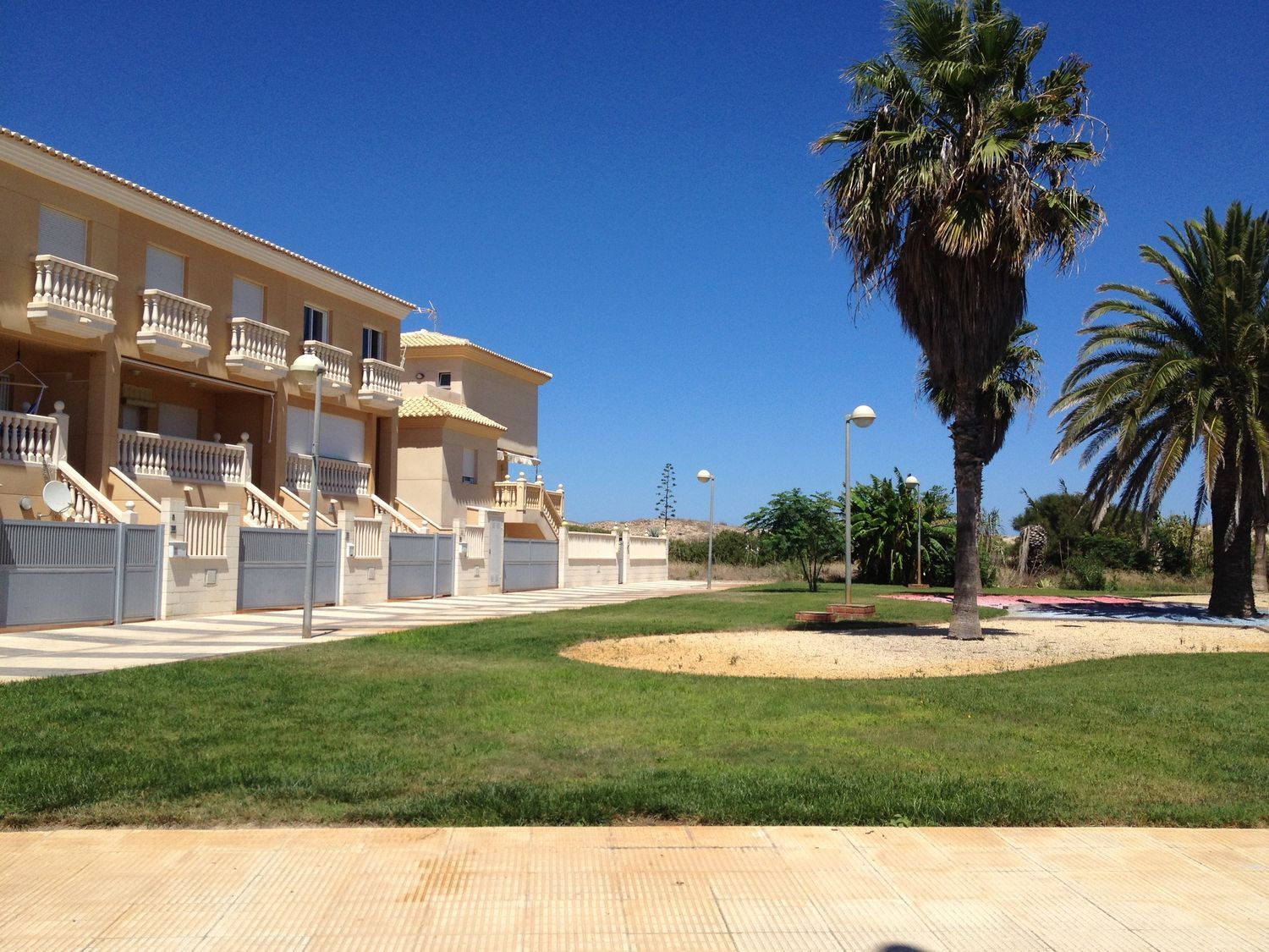 Xalet adossat en venda, a primera línia de mar a la plaça Burguera, a Oliva.