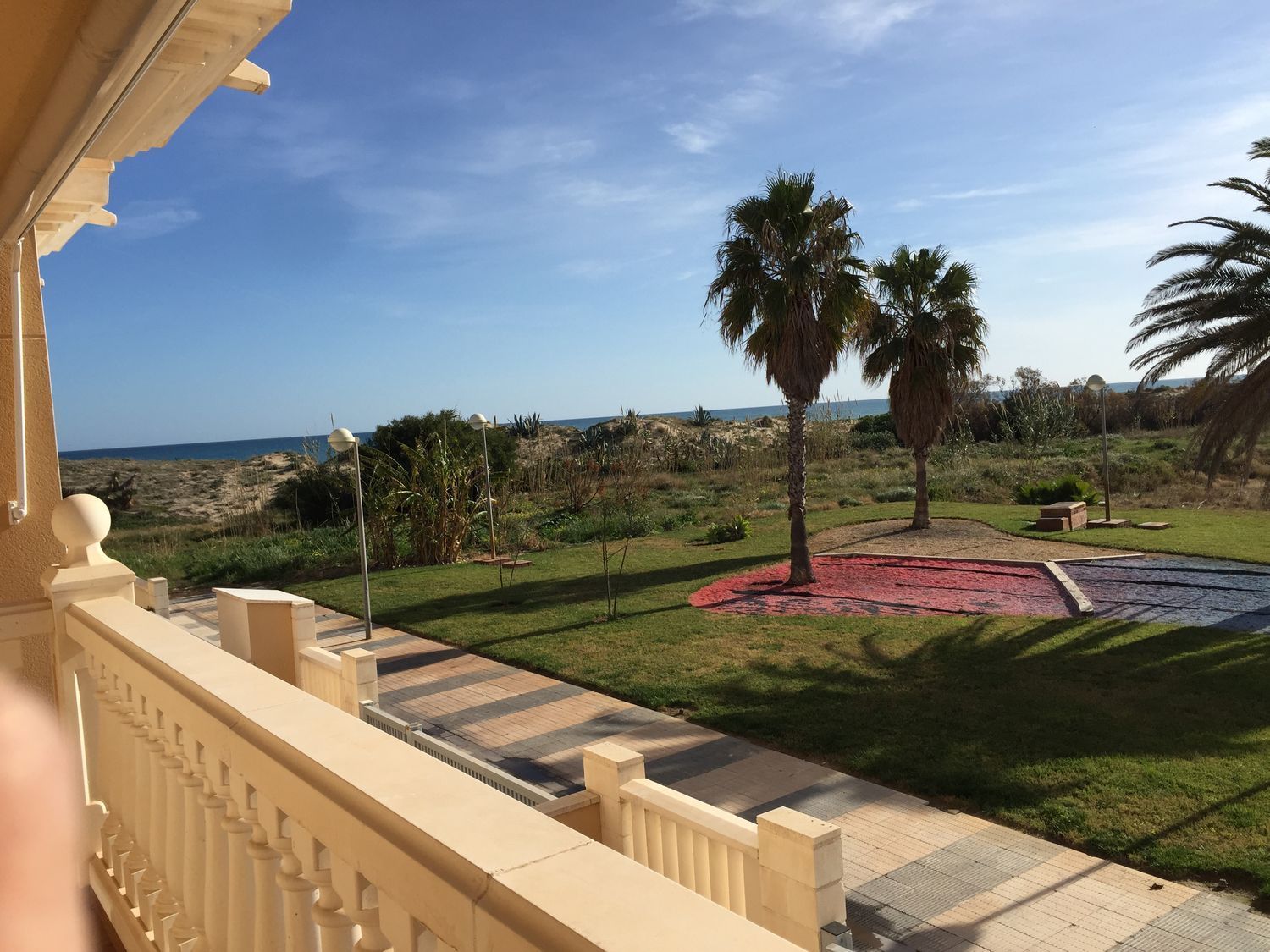 Xalet adossat en venda, a primera línia de mar a la plaça Burguera, a Oliva.