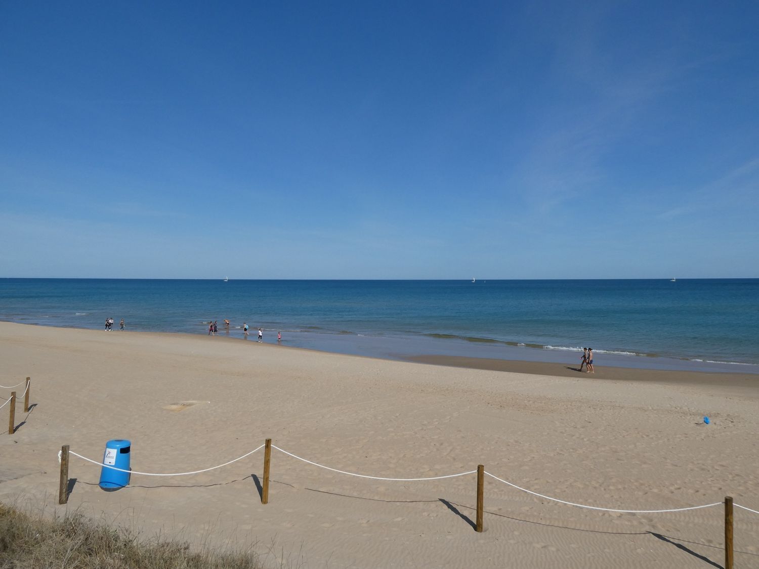 Xalet adossat en venda, a primera línia de mar a Alfons el Magnanim, a Oliva.