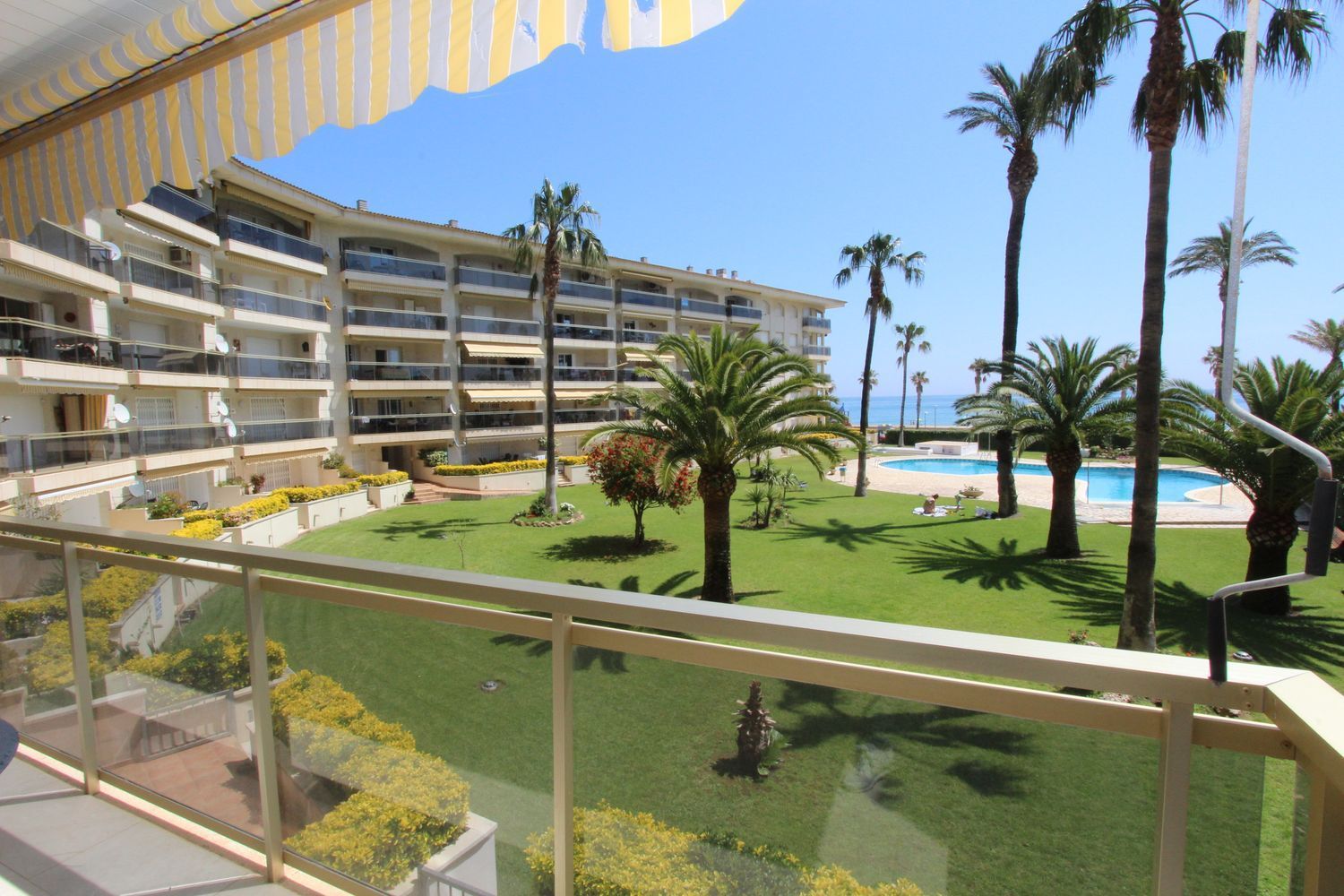 Apartamento à venda, em frente ao mar, na rua Baixada Platja Cristall, em Mont-Roig del Camp.