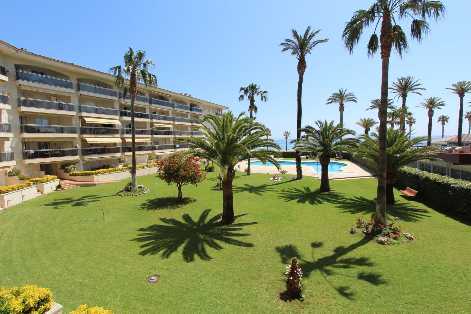 Apartamento à venda, em frente ao mar, na rua Baixada Platja Cristall, em Mont-Roig del Camp.