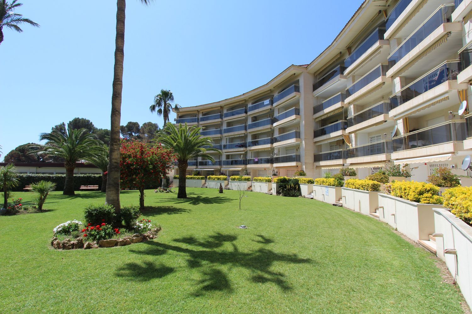 Apartamento à venda, em frente ao mar, na rua Baixada Platja Cristall, em Mont-Roig del Camp.