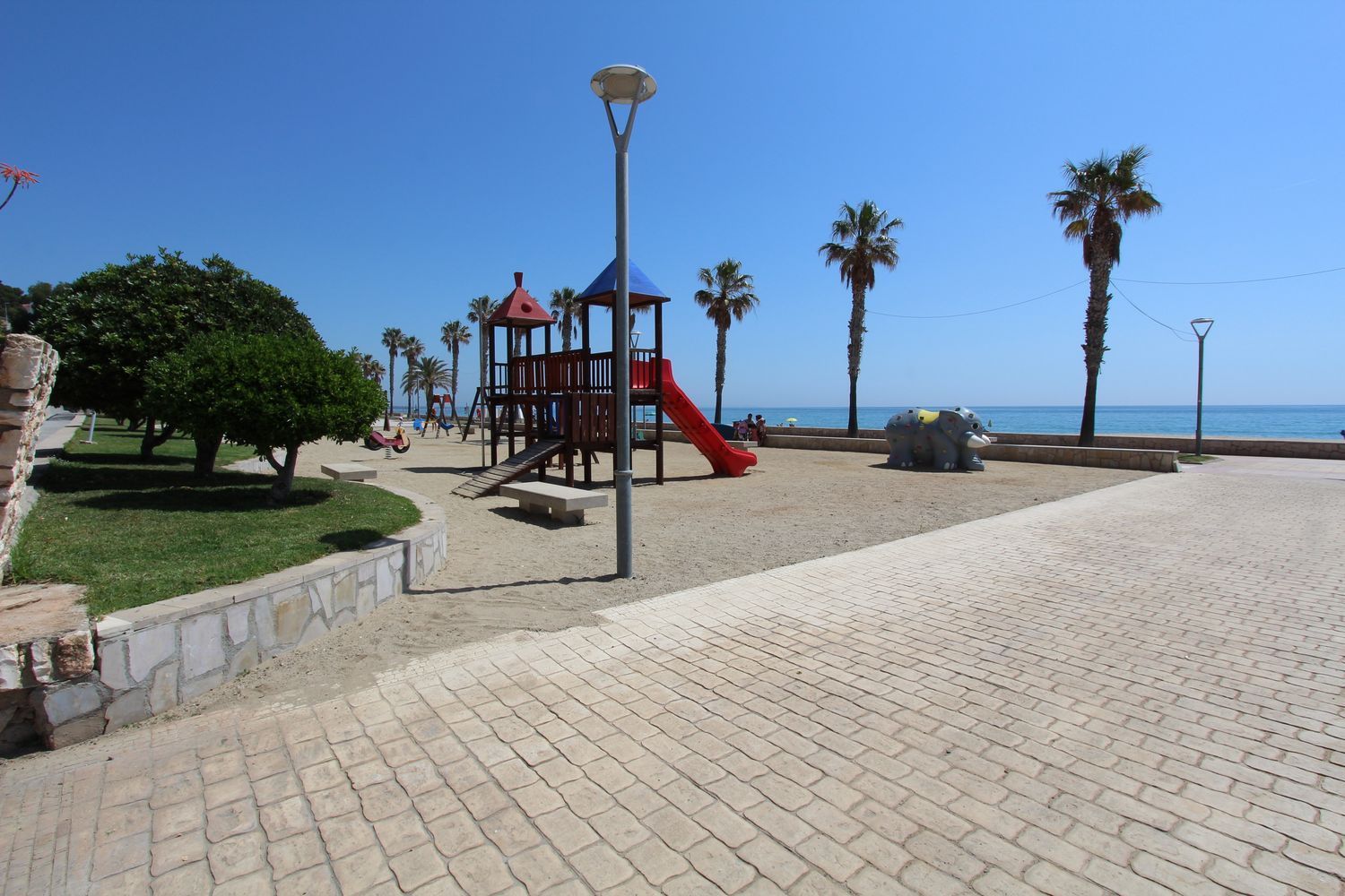 Pis en venda, a primera línia de mar al carrer de la Baixada Platja Cristall, a Mont-Roig del Camp.