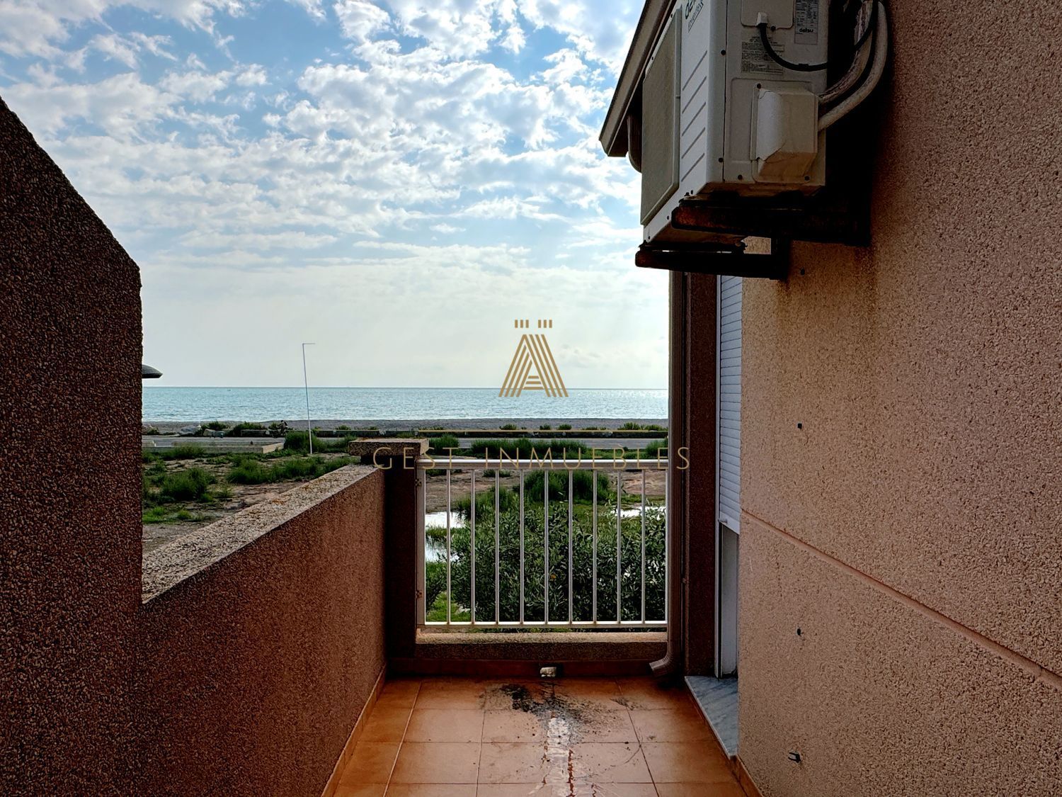 Xalet adossat en venda, a primera línia de mar a meditarrani, a Almassora.