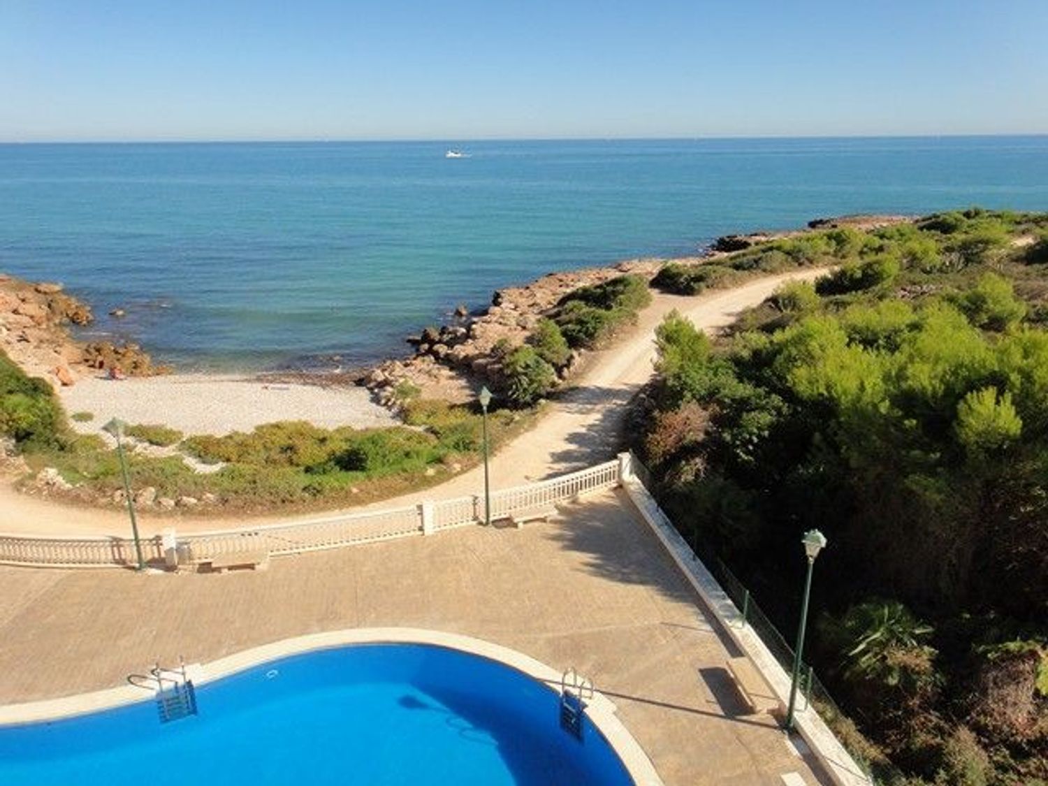 Penthouse for sale, in first line of sea in Cala Puerto Azul, in Peñiscola.