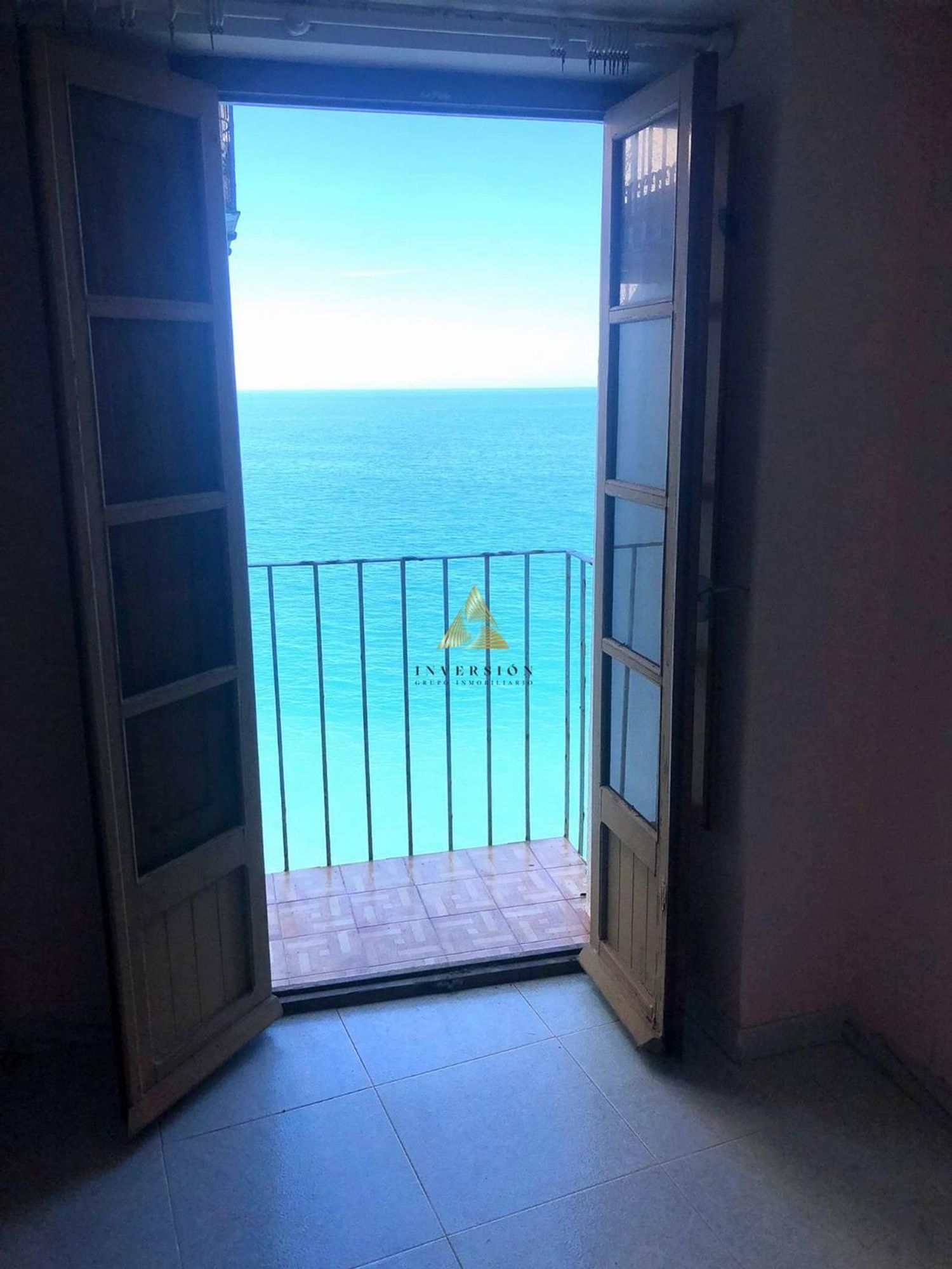 House for sale, in first line of sea in Castillo del papa luna, in Peñiscola.