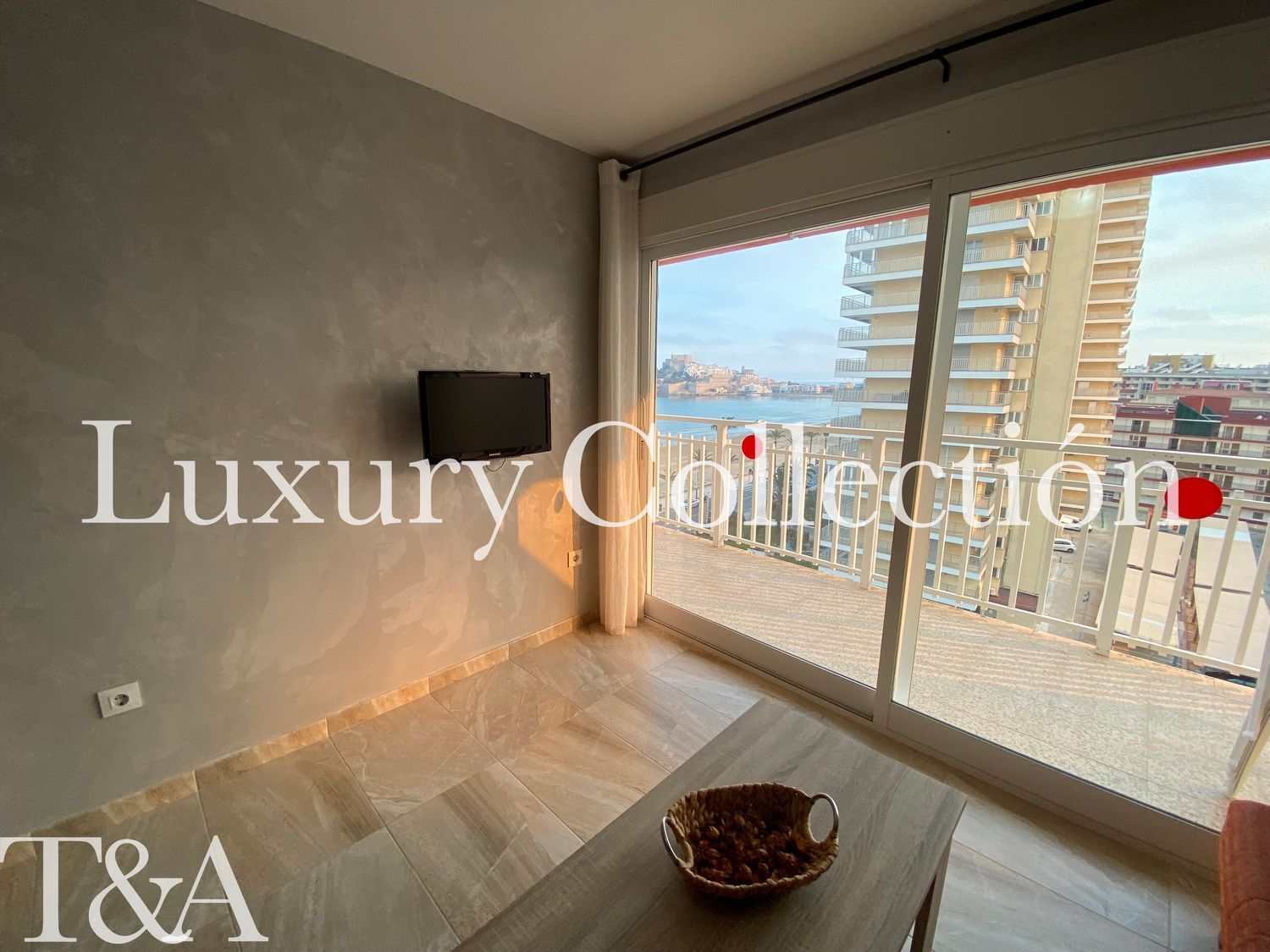 Apartment for sale, in first line of sea in Avenida del Papa Luna, in Peñiscola.