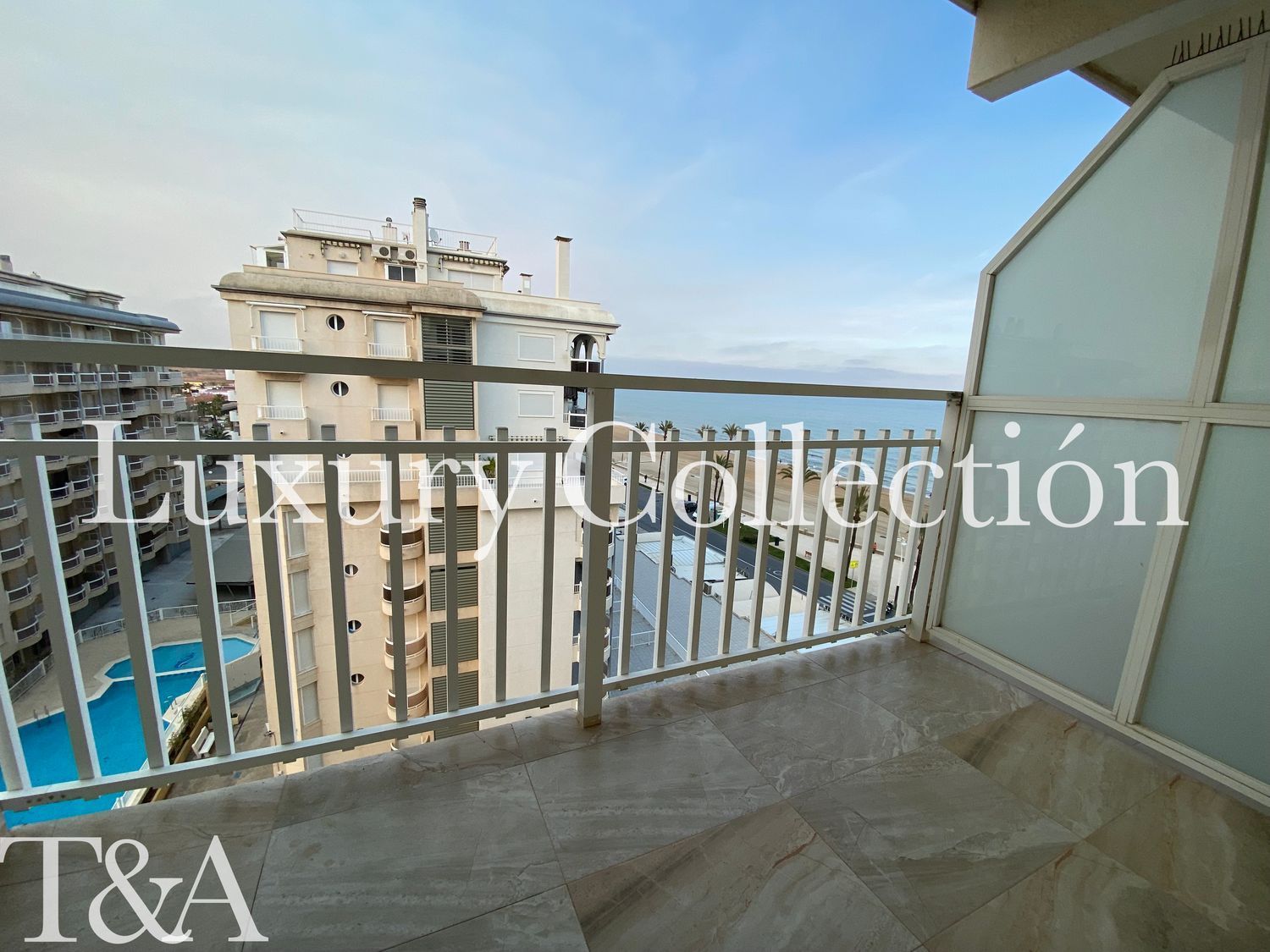 Apartment for sale, in first line of sea in Avenida del Papa Luna, in Peñiscola.