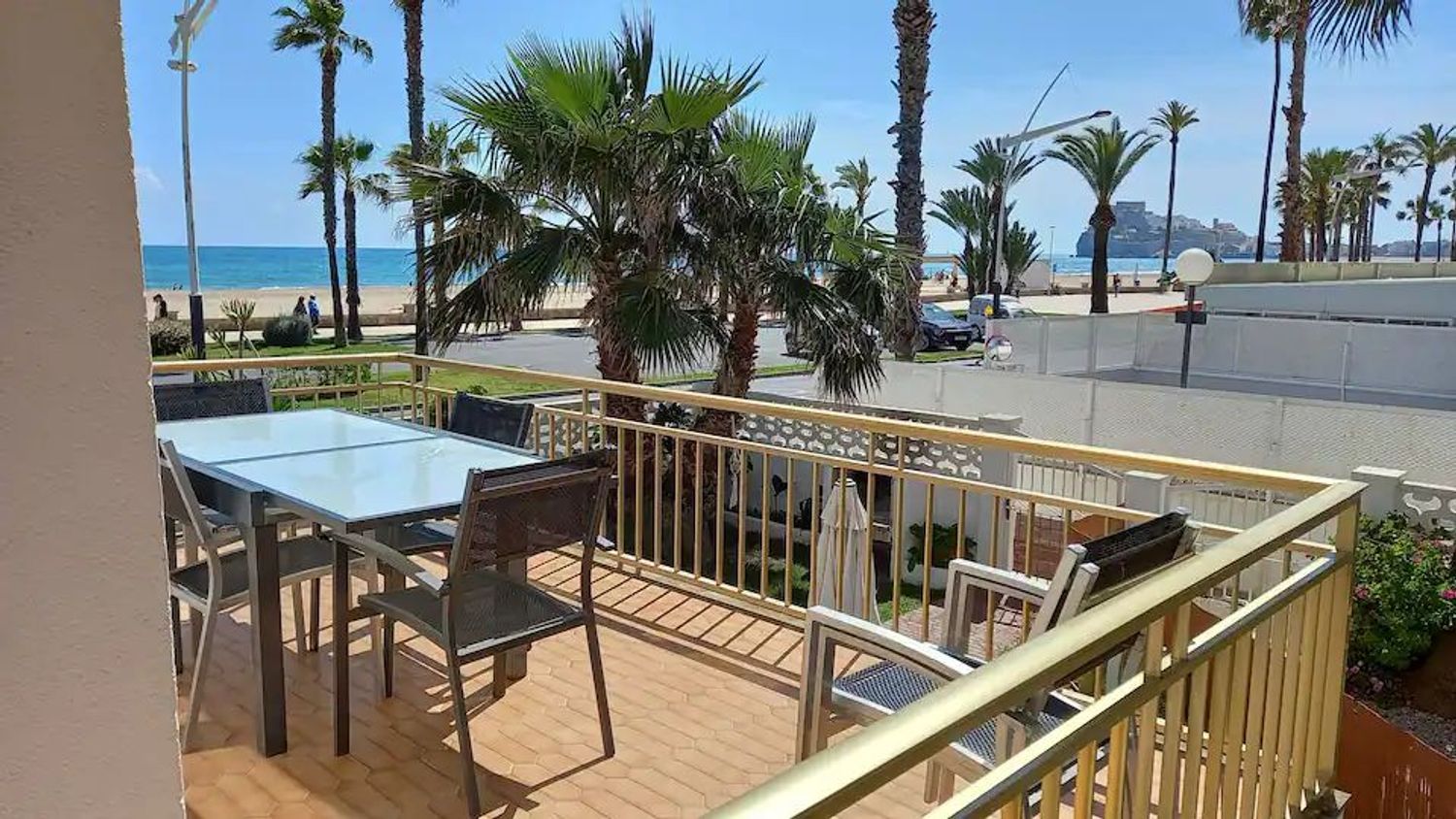 Terraced house for sale, in first line of sea in Avenida del papa Luna, in Peñiscola.