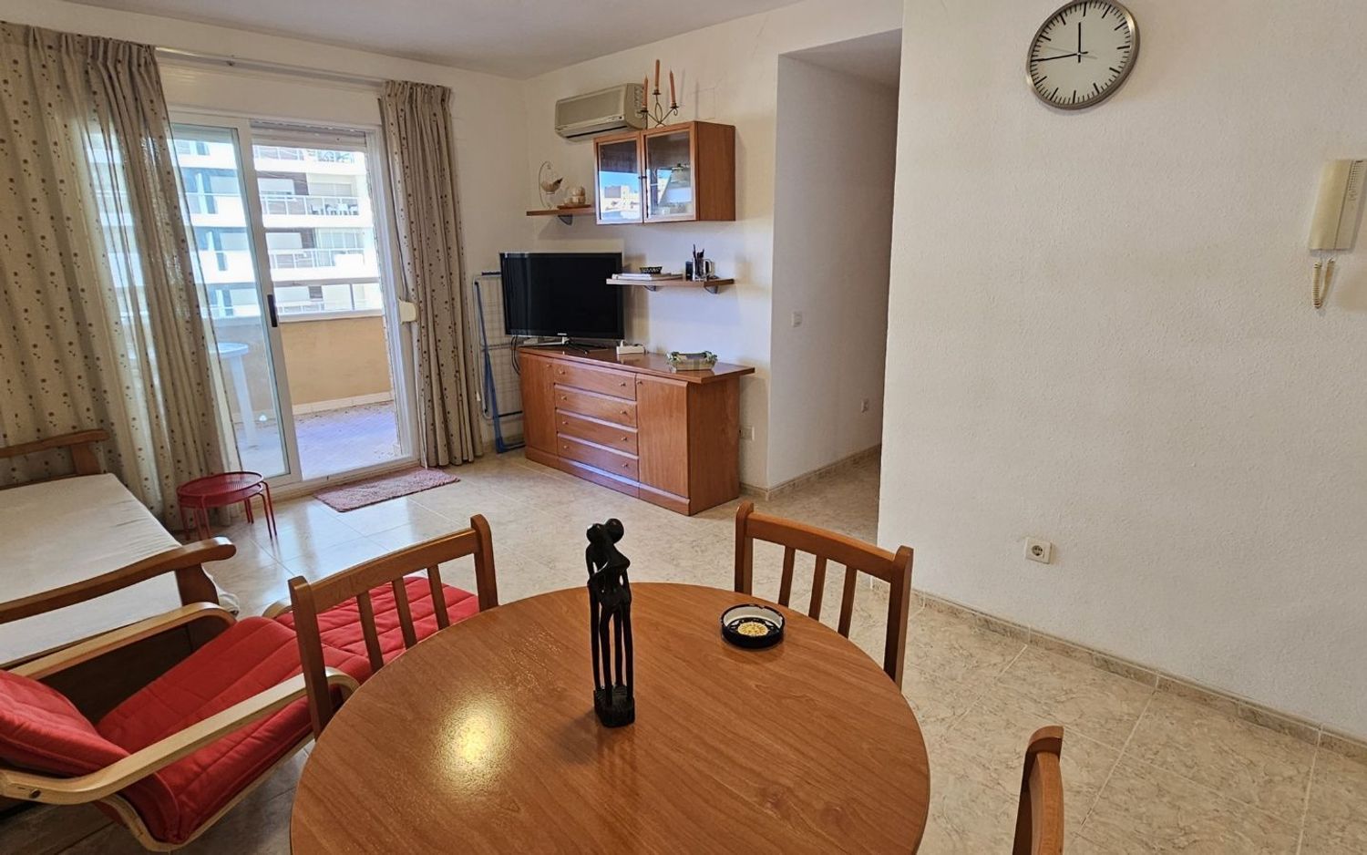 Apartamento à venda, em primeira linha de mar na rua Amplaries, em Oropesa del Mar.