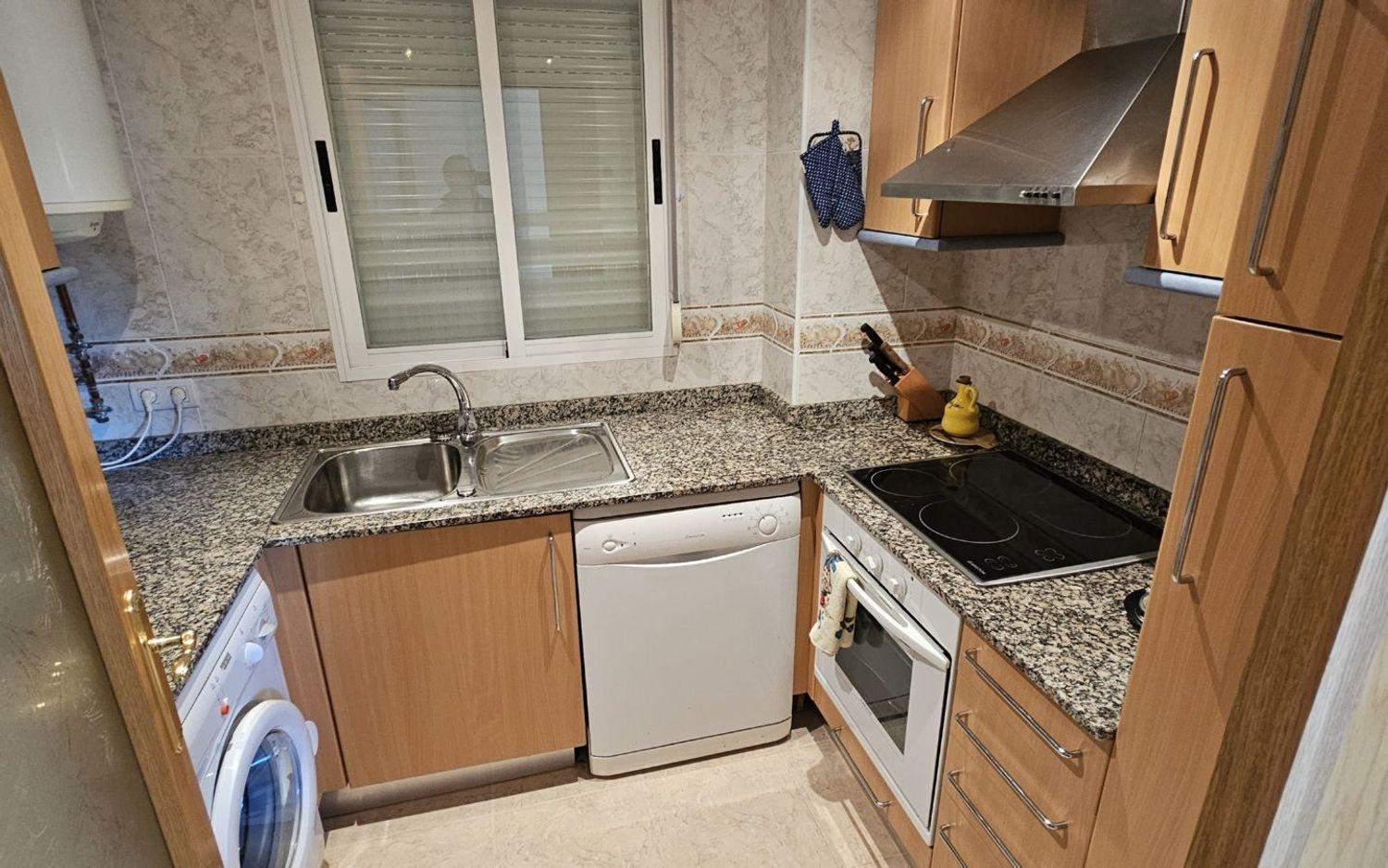 Apartamento à venda, em primeira linha de mar na rua Amplaries, em Oropesa del Mar.