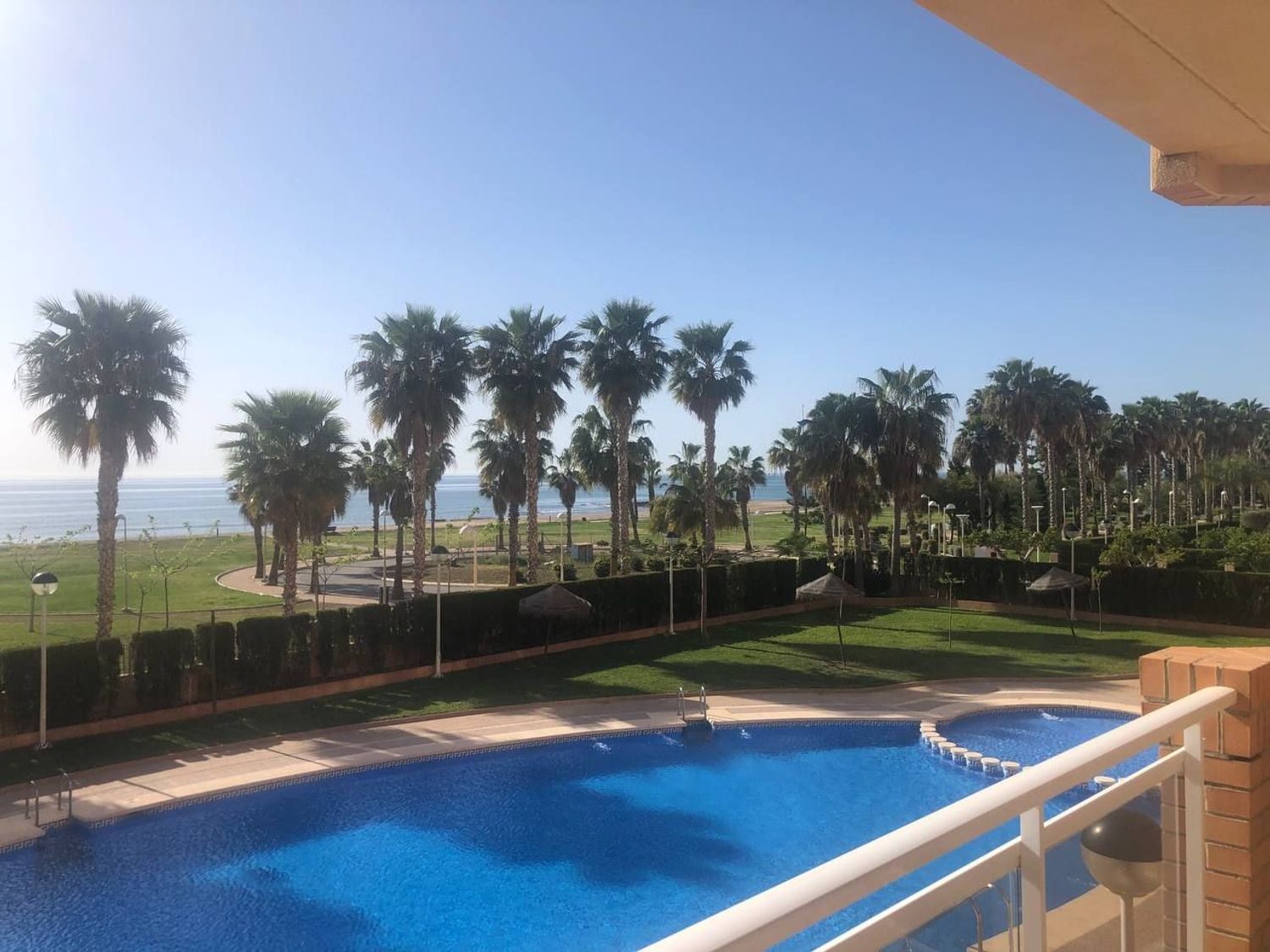 Apartamento à venda, em primeira linha de mar na rua Amplaries, em Oropesa del Mar.