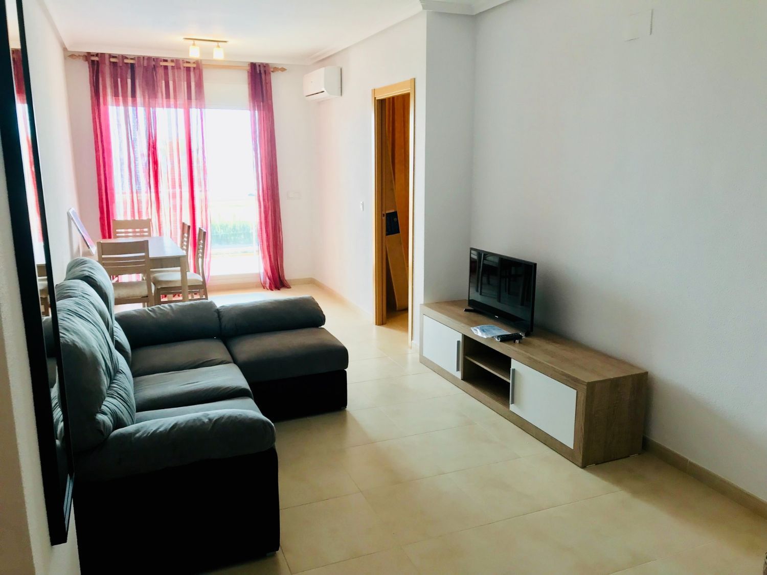 Apartamento à venda, em primeira linha de mar na rua Amplaries, em Oropesa del Mar.