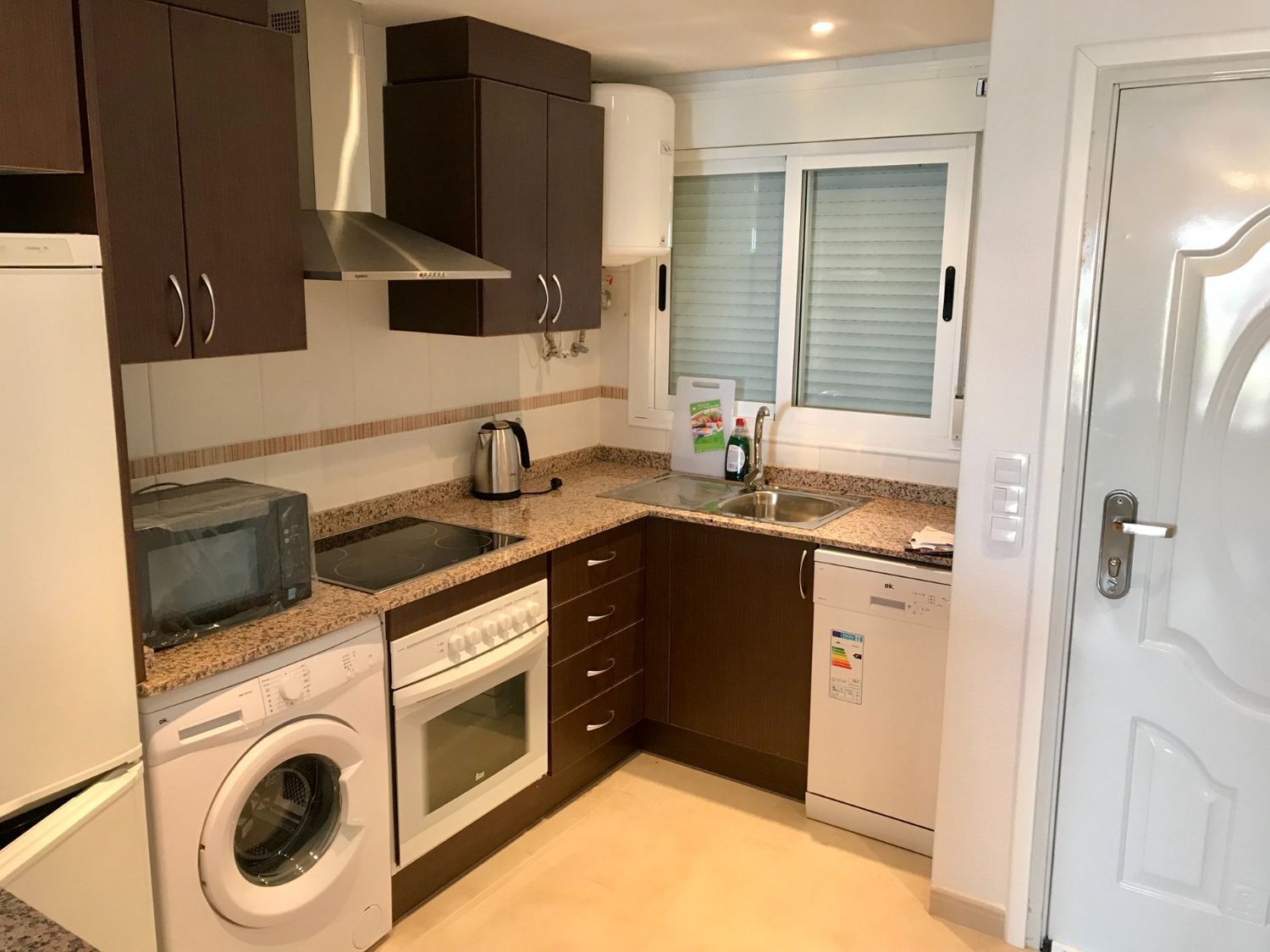 Apartamento à venda, em primeira linha de mar na rua Amplaries, em Oropesa del Mar.