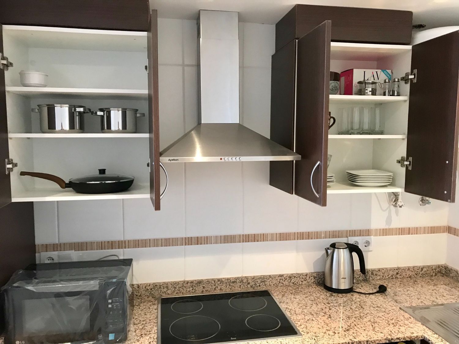 Apartamento à venda, em primeira linha de mar na rua Amplaries, em Oropesa del Mar.