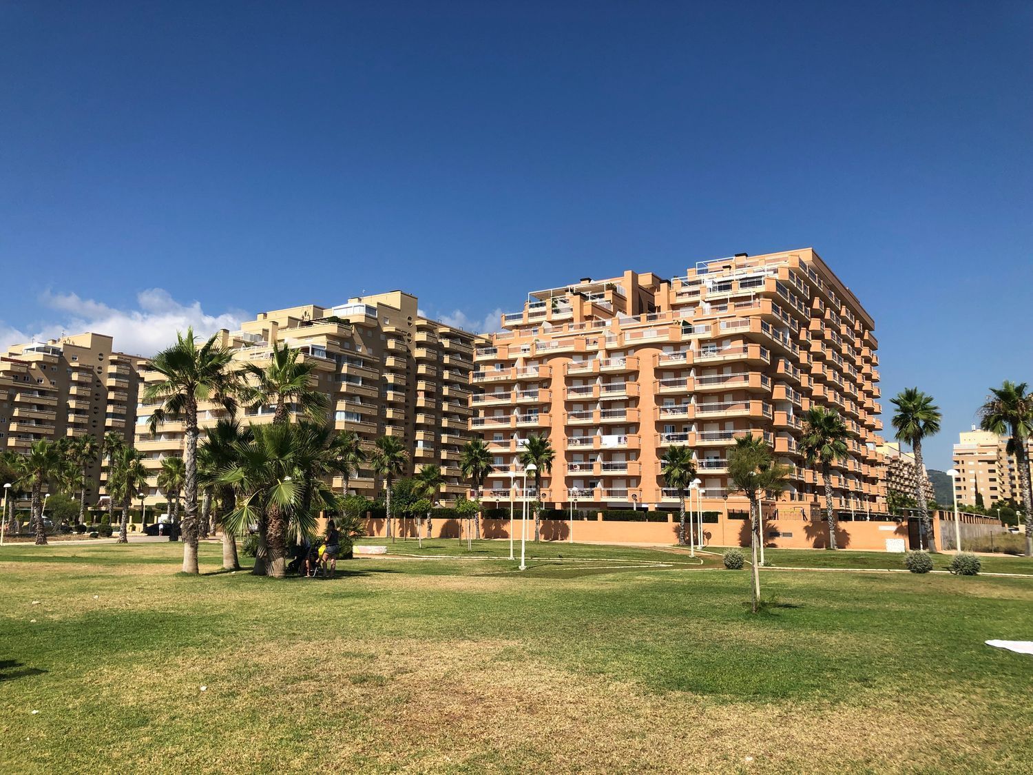 Apartamento à venda, em primeira linha de mar na rua Amplaries, em Oropesa del Mar.