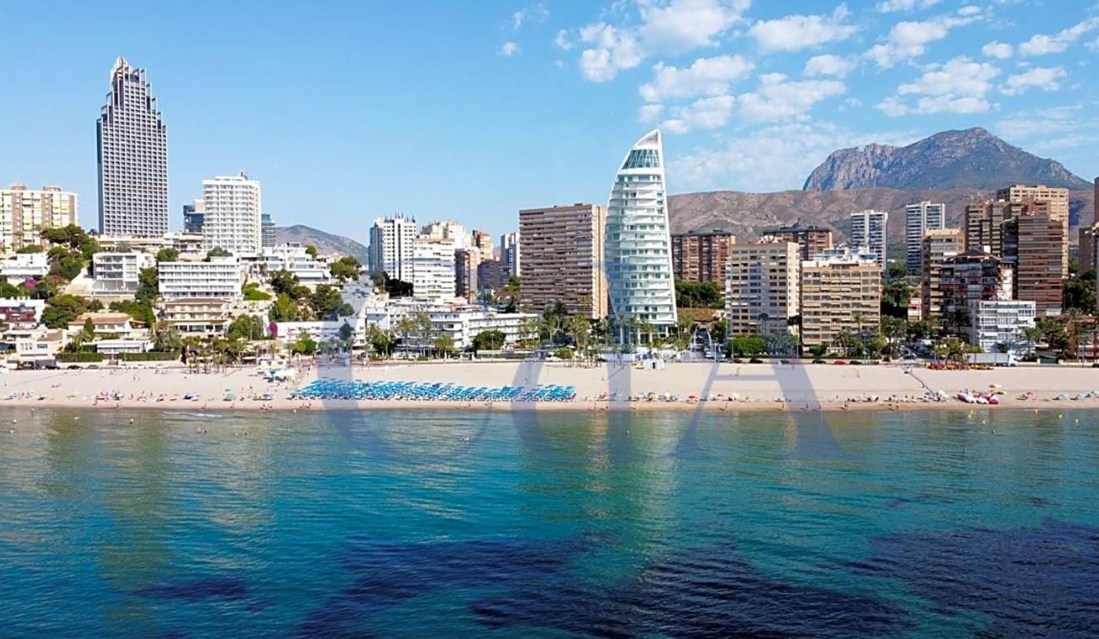 Luxury apartment for sale, in first line of sea in Vicente Llorca Alós, in Benidorm.