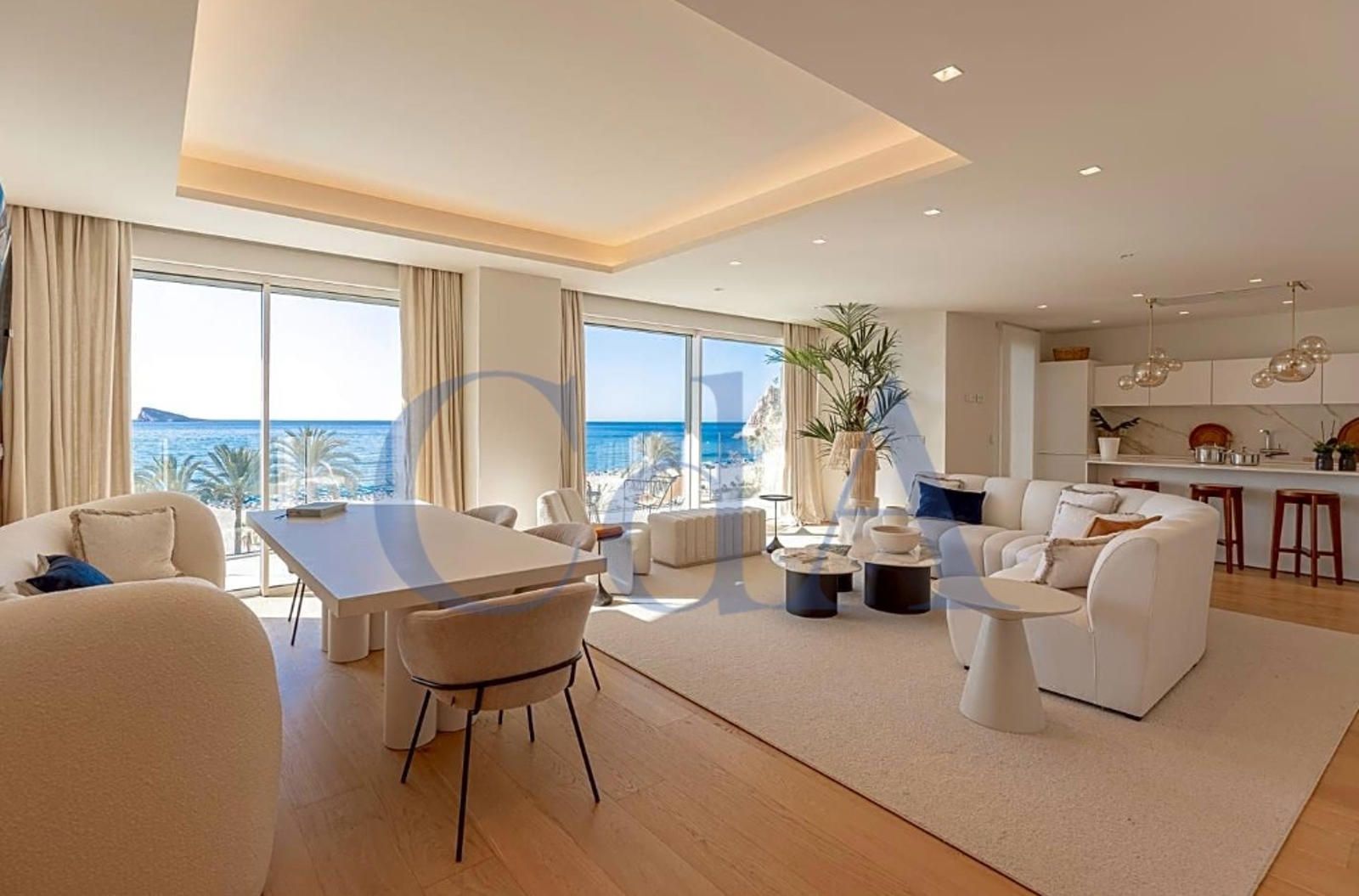 Luxury apartment for sale, in first line of sea in Vicente Llorca Alós, in Benidorm.