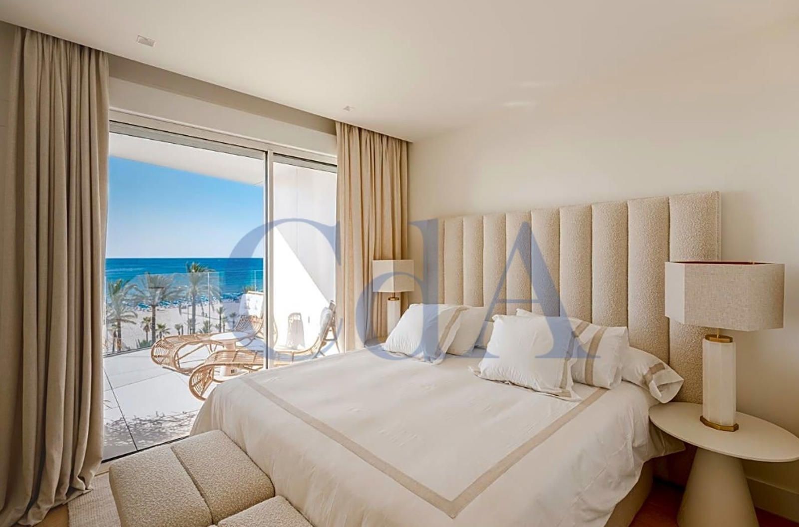 Luxury apartment for sale, in first line of sea in Vicente Llorca Alós, in Benidorm.