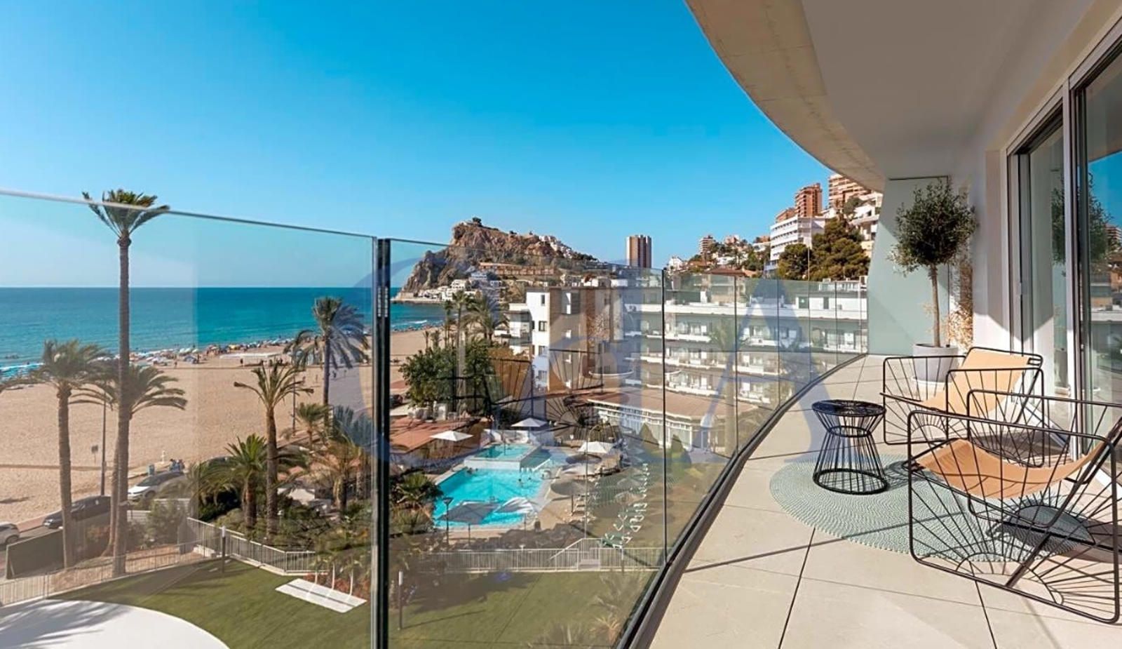 Luxury apartment for sale, in first line of sea in Vicente Llorca Alós, in Benidorm.