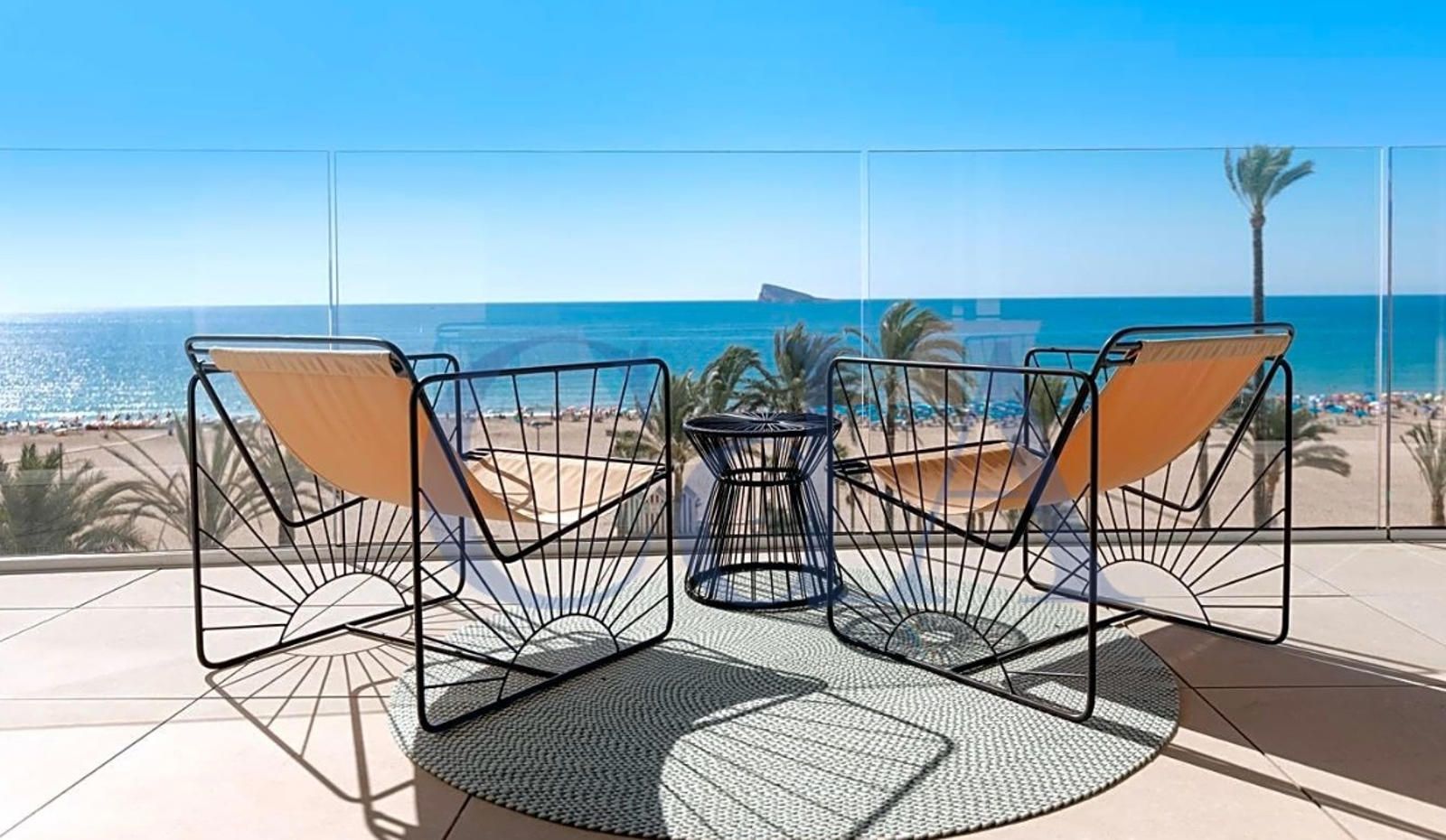 Luxury apartment for sale, in first line of sea in Vicente Llorca Alós, in Benidorm.