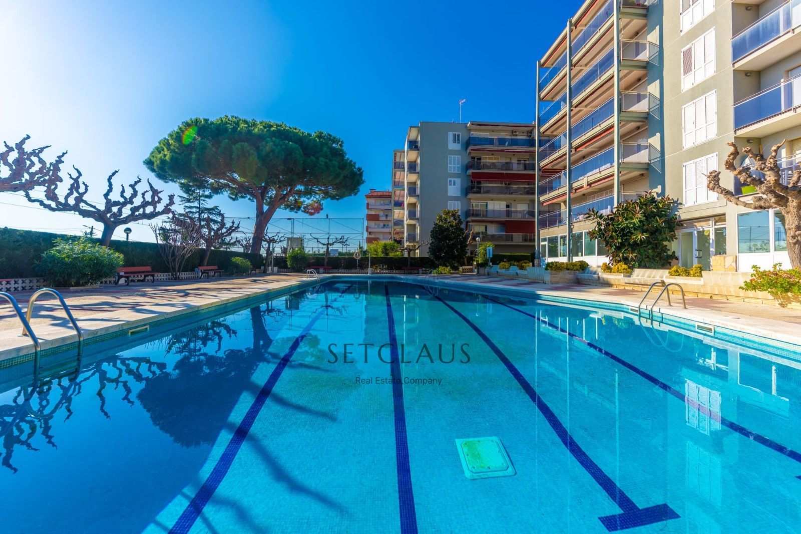 ARENYS DE MAR. Piso en zona comunitaria con piscina en primera linea de