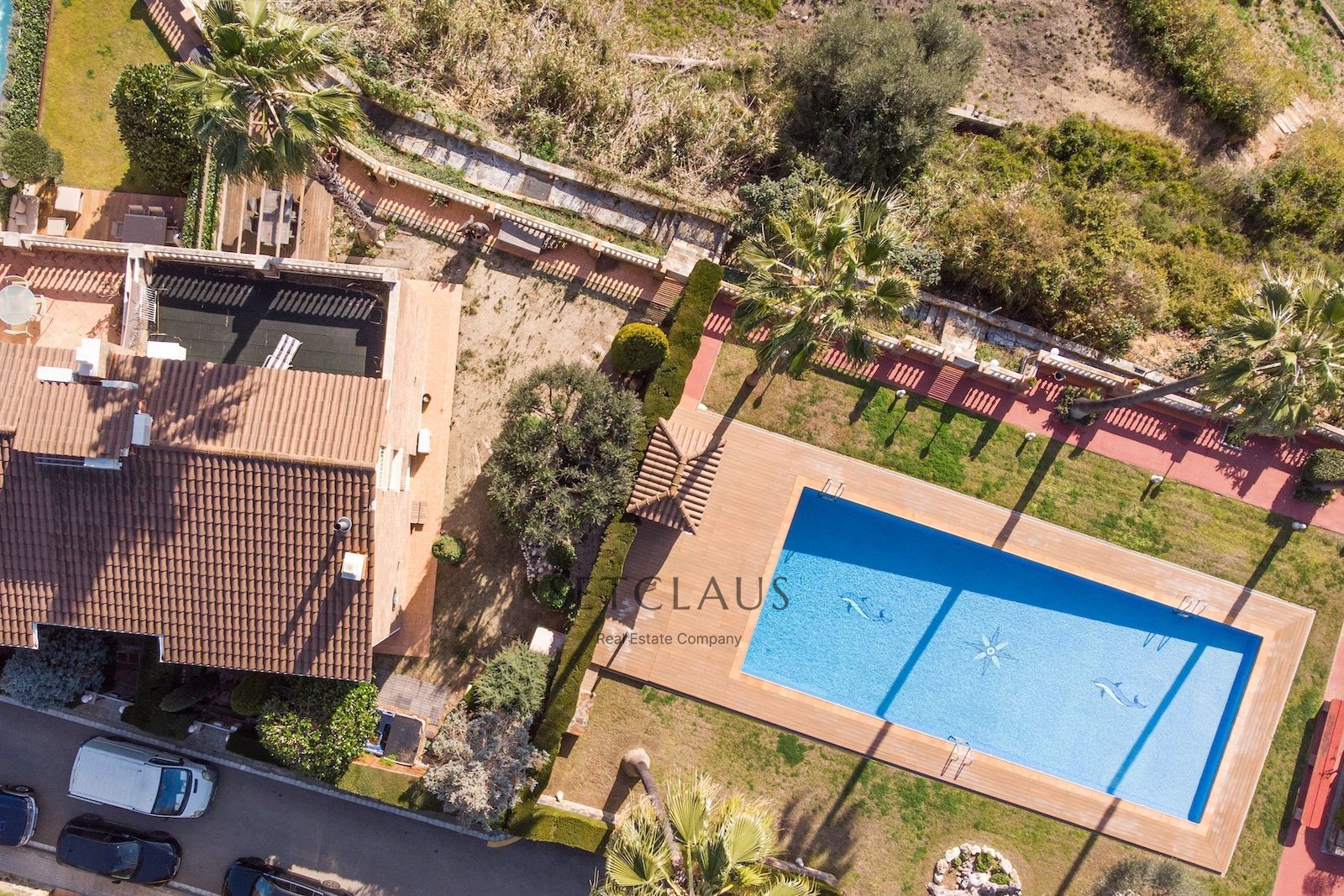 ALELLA. Esquinera con mucha luz y zona comunitaria. 4 habitaciones, 3 baños, 322 m² vendidos.