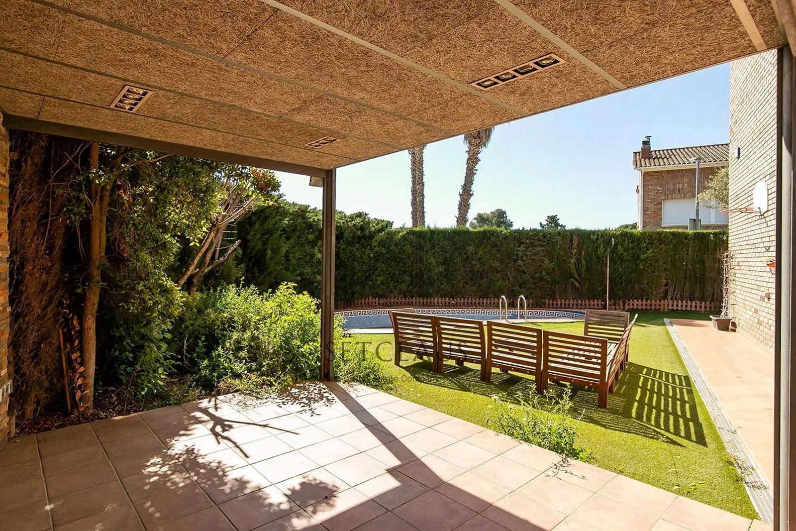 ALELLA. Elegante casa con jardín, piscina privada y ascensor.. 3 habitaciones, 3 baños, 303 m² vendidos.