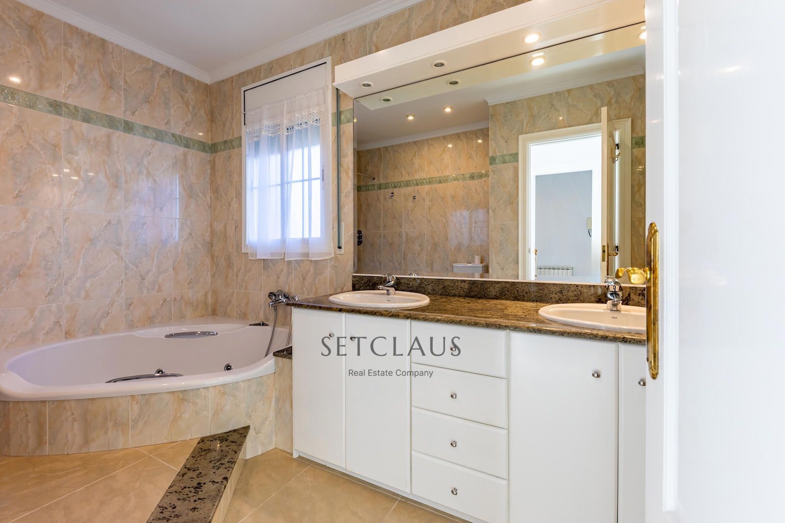 Comprar Chalet con mucha luz, vistas al mar en una zona tranquila de Vilassar de dalt foto 41