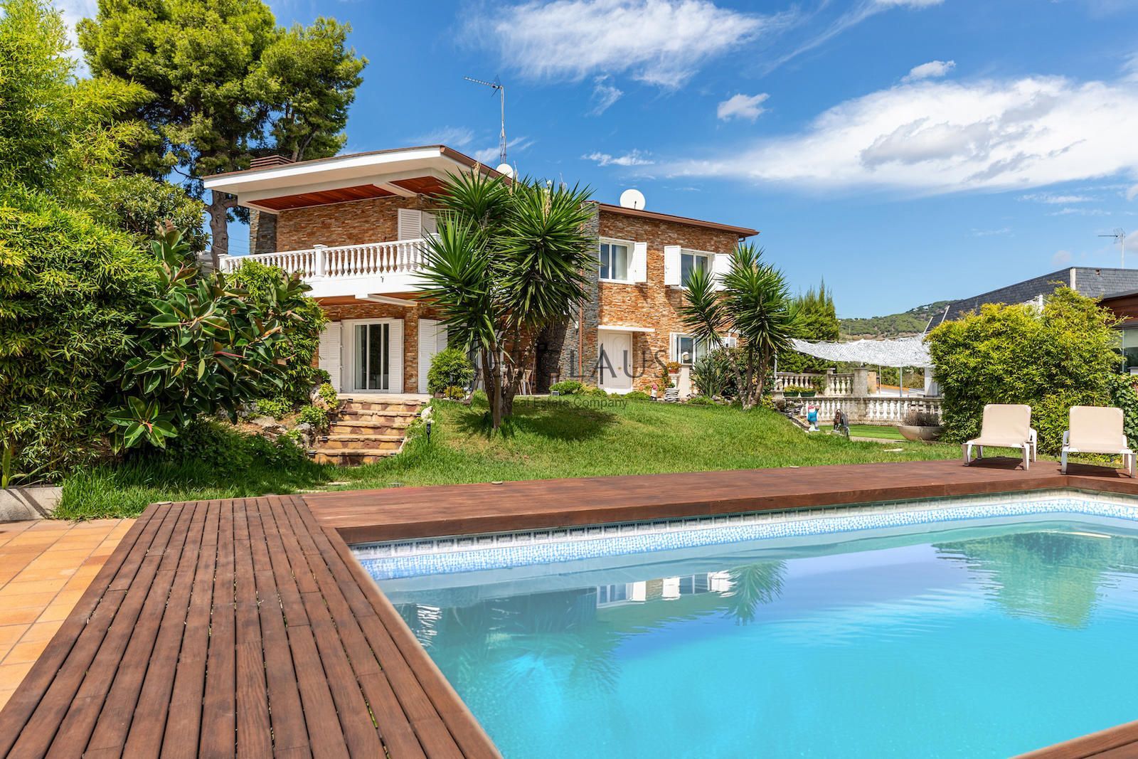 ALELLA. Amplia, con jardin y piscina