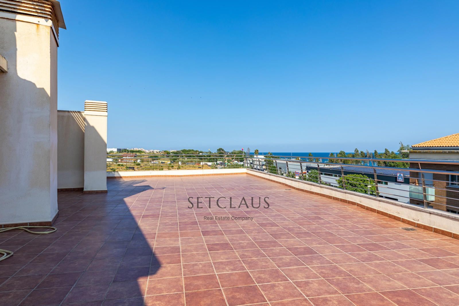 EL MASNOU. Ático duplex cerca de la playa.. 4 habitaciones, 2 baños, 185 m² vendidos.