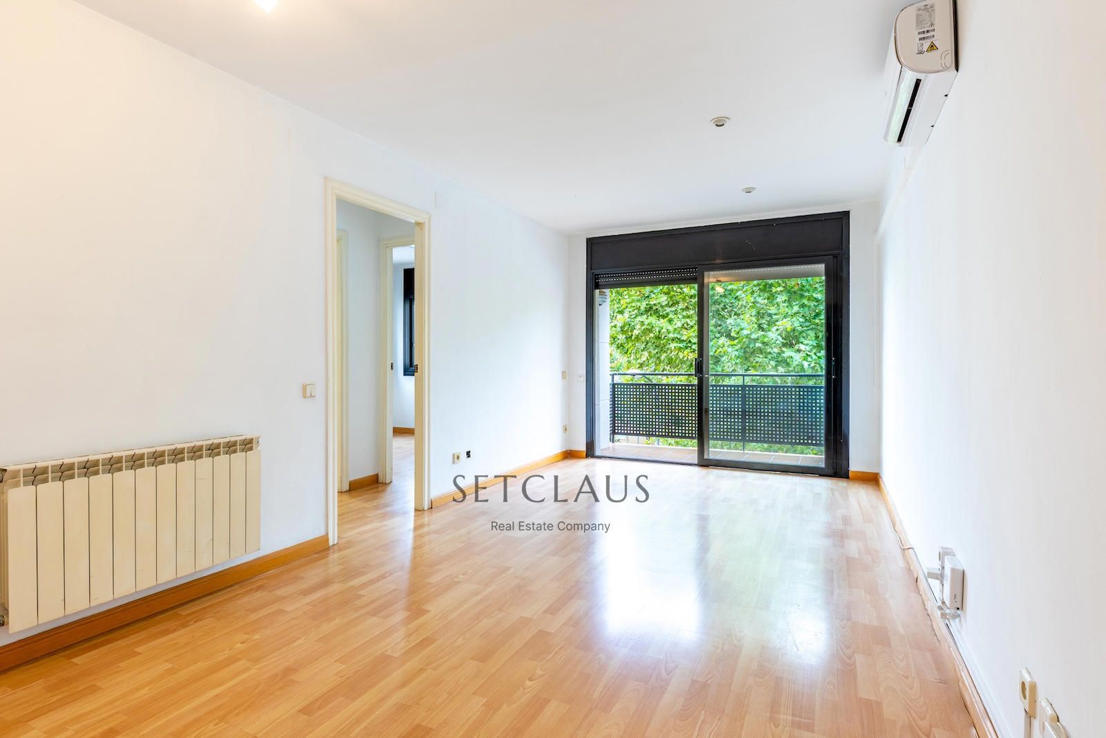 EL MASNOU. Piso con balcón y ascensor en zona tranquila.