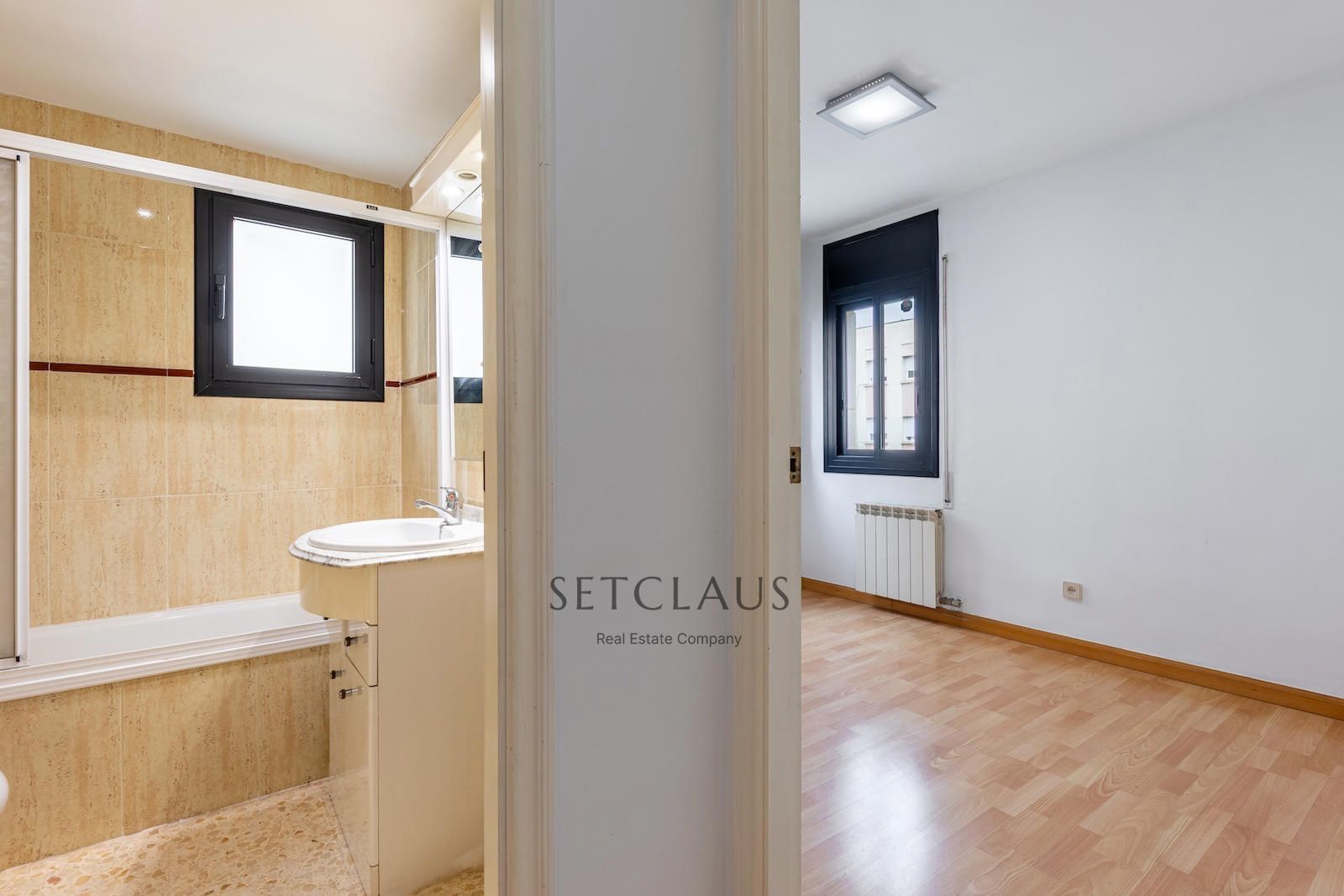 Comprar EL MASNOU.  Piso con balcón y ascensor en zona tranquila. foto 16