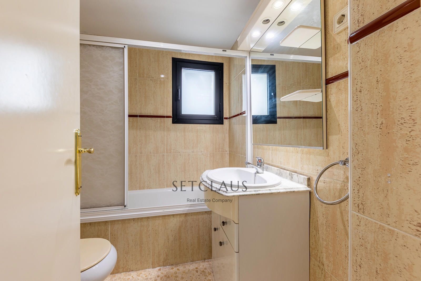 Comprar EL MASNOU.  Piso con balcón y ascensor en zona tranquila. foto 17