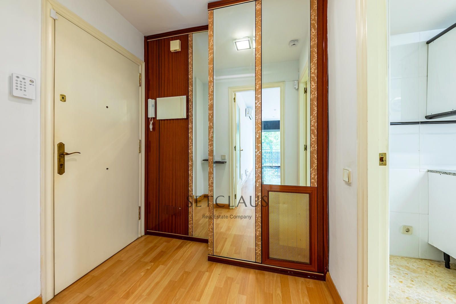 Comprar EL MASNOU.  Piso con balcón y ascensor en zona tranquila. foto 10