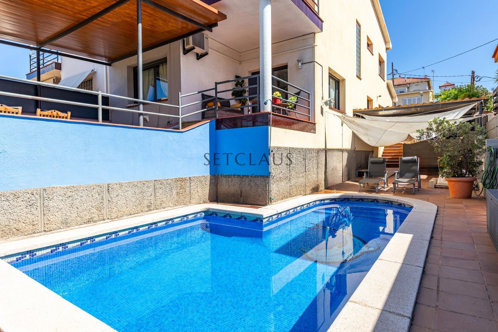 Chalet pareado con piscina privada y vistas despejadas en El Masnou